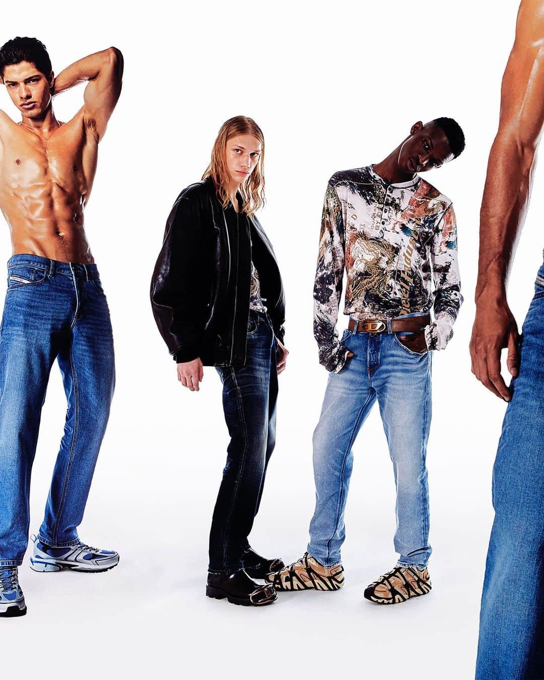 ディーゼルのインスタグラム：「Define yourself.    Diesel’s D-Finitive is our universally flattering fit. Cut with a natural waist and slightly tapered leg, it’s classic, comfortable and available in timeless Diesel’s DNA washes.   Many of these new season styles use low impact materials that are better for people and the planet, including organic cotton and recycled cotton.   Shop at the link in bio.   #ForSuccessfulLiving」