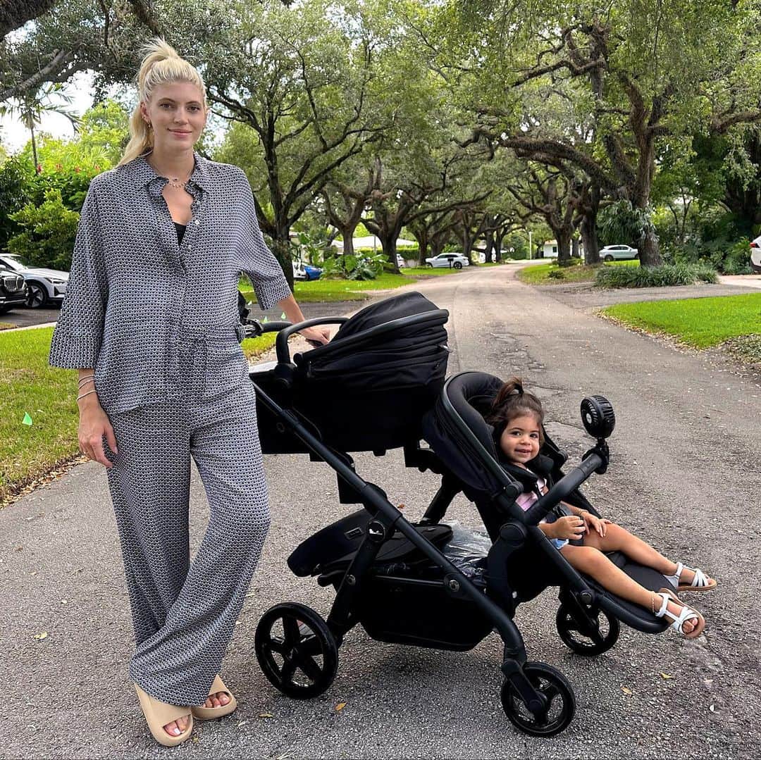 デヴォン・ウィンザーのインスタグラム：「Mom mobile」