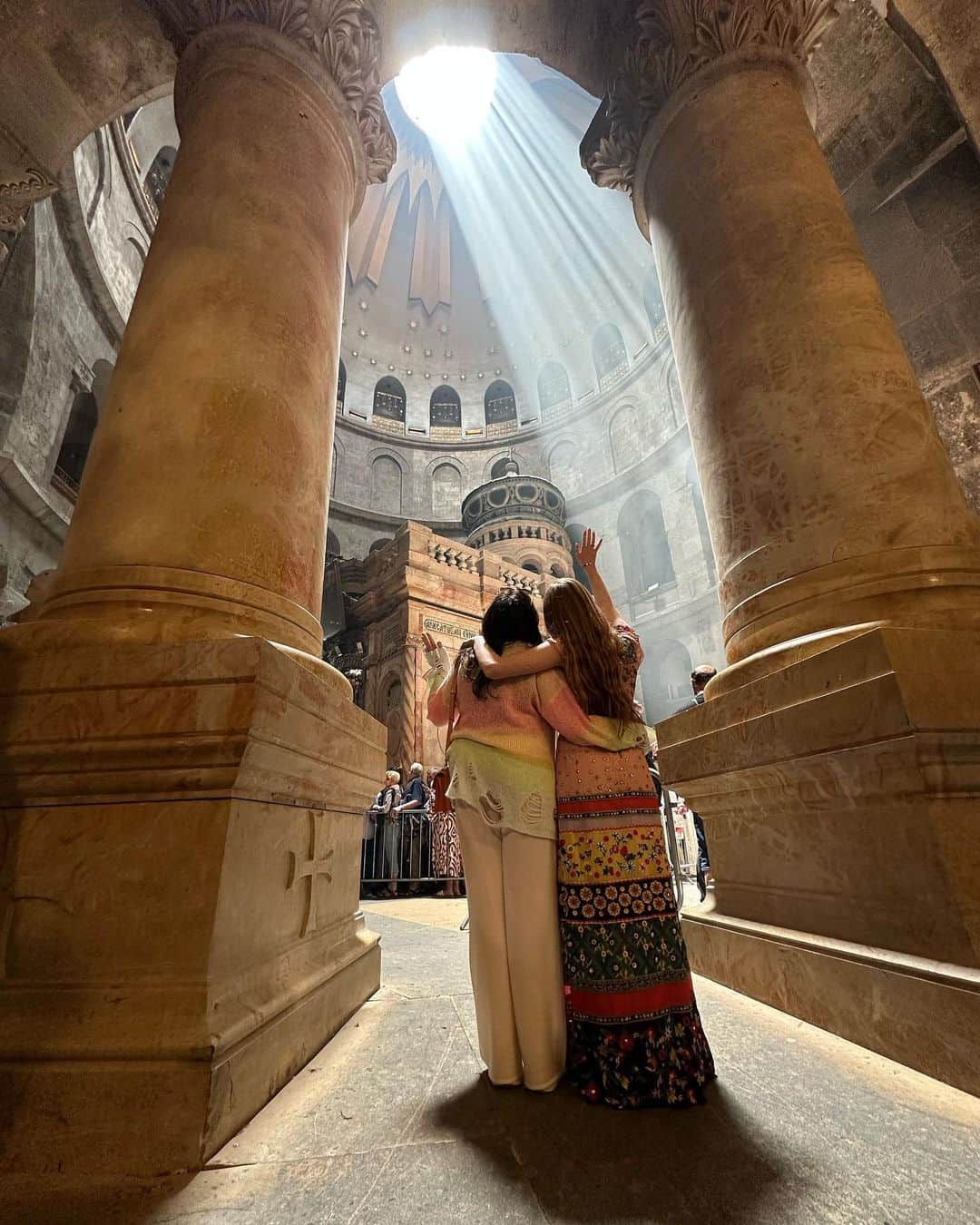 Larsen Thompsonさんのインスタグラム写真 - (Larsen ThompsonInstagram)「The holy city of Jerusalem🤍 A place where the Bible comes to life… I am overwhelmed with gratitude, joy, and hope. From the site of Calvary, touching the stone of Unction, and a prayer at the Western Wall I am spiritually filled… Thank you for this experience🙏🏼 pc: @ebanutiy」5月10日 1時23分 - larsenthompson