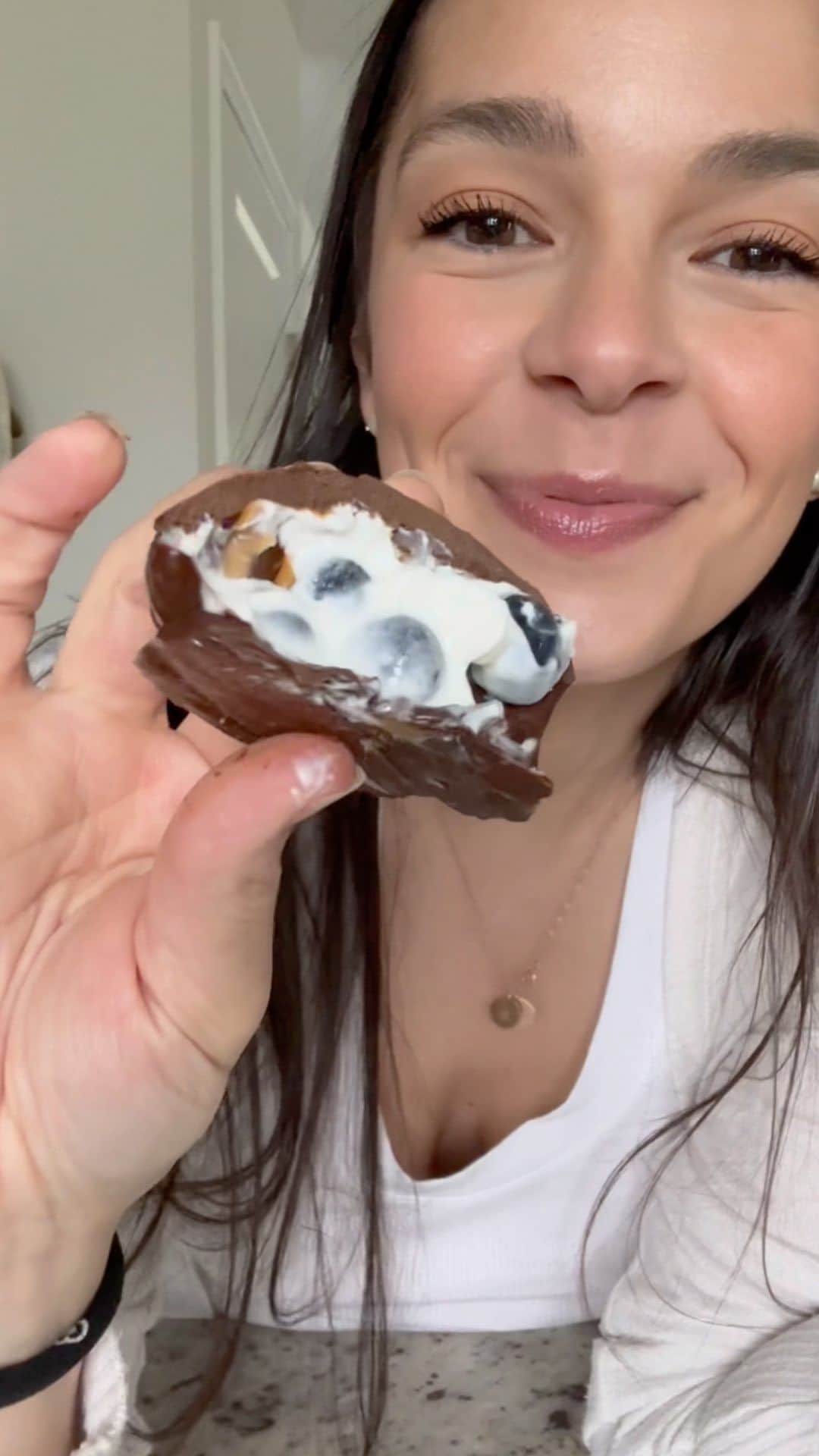 Chobaniのインスタグラム：「These yogurt clusters deserve the hype! Try these chocolate covered yogurt clusters with Chobani Greek yogurt ASAP (with a peanut butter twist!). They have a great combination of protein, fiber and fat for a fun snack that’s also super satisfying. You can swap in your favorite fresh fruit too, like raspberries or strawberries. Make sure to save this one so you can throw these together the next time you’re in the mood for a creamy, frozen treat!  🫐 Ingredients 🫐 • 2 cups blueberries, washed and dried • 1 cup Chobani Plain Greek Yogurt • 1 tbsp honey • 3-4 tbsp peanut butter, melted • 1½ cups chocolate chips • 1 teaspoon coconut oil  🍫 Directions 🍫 1️⃣ In a mixing bowl, combine blueberries, yogurt, and honey. 2️⃣ Using a spoon, scoop about 6-8 small clusters of the mixture onto a parchment paper-lined sheet pan. Drizzle each cluster with about ½ tbsp of melted peanut butter. 3️⃣ Place in the freezer for 45-60 minutes until the clusters are frozen solid. 4️⃣ In a microwave-safe bowl, melt the chocolate and coconut oil in 30 second intervals, mixing in between each, until smooth and melted. 5️⃣ Carefully but quickly dip each frozen cluster into the melted chocolate, using a spoon to coat the cluster. Place back on the baking sheet to harden. Once hardened, the clusters can be enjoyed immediately. Freeze for 5 minutes if desired.  #snackideas #easysnack #greekyogurt #sweettreat」