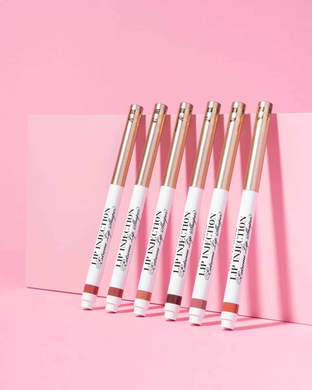のインスタグラム：「OMG! 😍🥰 NEW Lip Injection Extreme Lip Shapers! 💖 Plump & shape your lip line for a supersized look with this longwear, super-plumping liner! #toofaced #toofacedlipinjection #tfcrueltyfree」