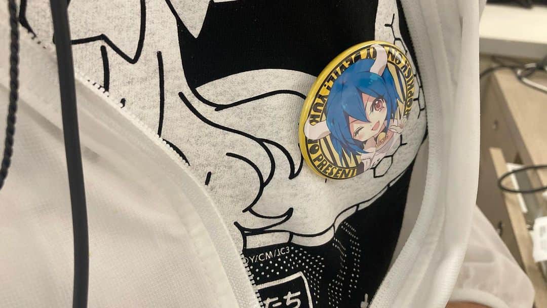 小見川千明さんのインスタグラム写真 - (小見川千明Instagram)「◾︎1枚目|キャラソンを歌わせて頂いている時🐮💙 ⁡ ◾︎2～3枚目|お地蔵さんの前にズラリと並んだお供えもの！皆さんありがとうございます！ ⁡ ◾︎4～7枚目|スタッフさんがミノスの缶バッジを付けてくださってたの🐮💙そして塗り絵で「小見川さんだから！」とキラキラのペンを使って下さったんです✨️OIOI錦糸町店さんの愛が凄い🥹♥️嬉しい…… ⁡ ◾︎8～9枚目|御来場くださった皆さんが書いてくれた付箋にミノスを見つけました👀✨️ 皆さんの付箋、全部読んでます！ありがとうございます！ ⁡ ◾︎10枚目|絵恋ちゃんステージで出番まで待機中のなっちゃんとゆりえちゃんとわたし...♪*ﾟ ⁡  *⋆꒰ঌ┈┈┈┈┈┈┈┈┈໒꒱⋆*  #写真 #photo  #filmcamera #natural  #smile  #filmphotography #film #フィルムカメラ #anime  #manga #comic #model  #voiceactor #voiceactress #配音演员 #声優 #Japan #kawaii #kawaiigirl #model  #小見川千明  #小千姬 #귀여워 #셀스타그램 #셀카 #여행  #文学 #朗読  #邪神ちゃんドロップキック  ⁡  *⋆ঌ┈┈┈┈┈┈┈┈┈໒꒱⋆*」5月14日 19時00分 - chiaki_omigawa