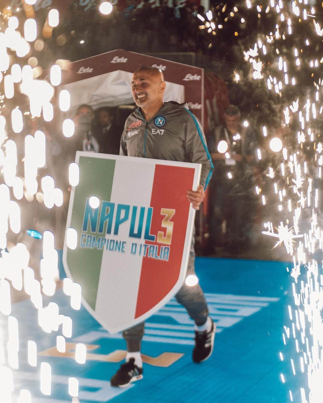 SSCナポリさんのインスタグラム写真 - (SSCナポリInstagram)「#Napul3… Destino  💙 #ForzaNapoliSempre #TuttoPerLei」5月10日 1時45分 - officialsscnapoli