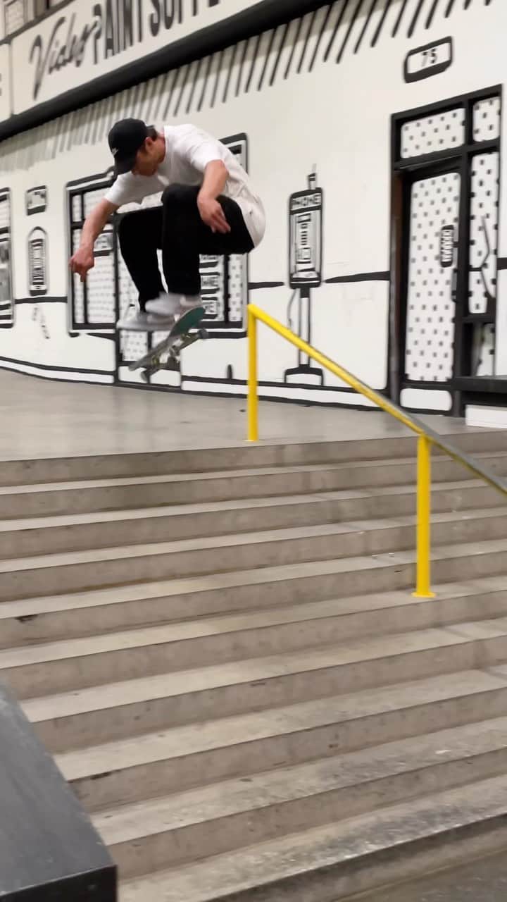 カルロス・リベイロのインスタグラム：「Regs, Switch, Nollie and Fakie 📲 @yurifacchini 👊🏽」