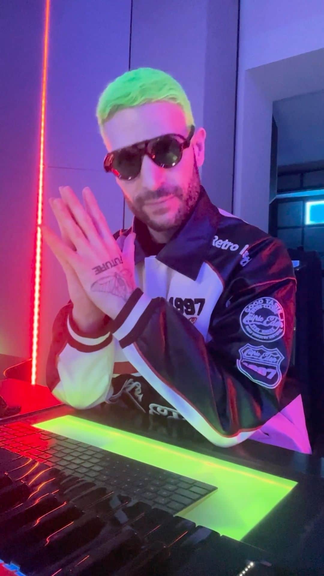 ドン・ディアブロのインスタグラム：「Game on! Drop a 🔥 if you feel the vibe 🧑🏼‍🎤 Had to do this when I saw @jakeshermanwooo jammin’ away! Man vs Machine 🤖」