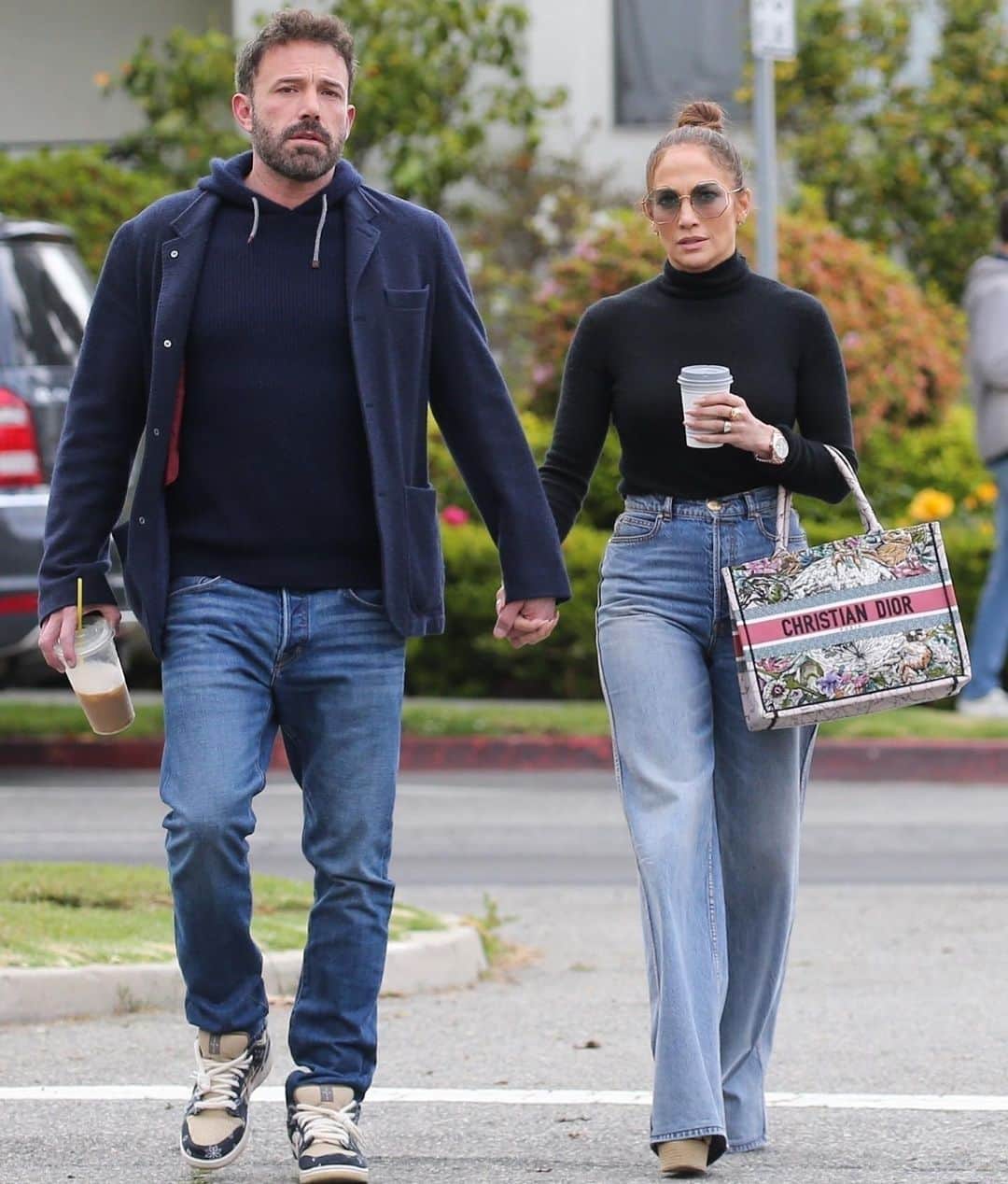 Just Jaredさんのインスタグラム写真 - (Just JaredInstagram)「Jennifer Lopez and Ben Affleck hold hands after grabbing two coffees to go earlier today. See more photos at JustJared.com. #JenniferLopez #BenAffleck Photos: Backgrid」5月10日 1時58分 - justjared