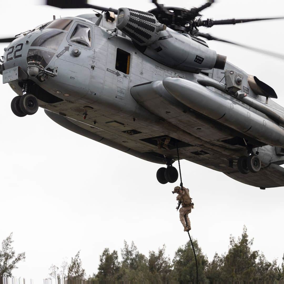 アメリカ海兵隊のインスタグラム：「Here We Go 🚁   📍Camp Hansen, Okinawa, Japan (May 4, 2023)  #Marines and @usnavy Sailors with the @31stmeu conducts Visit, Board, Search, and Seizure (VBSS) tactics training.  The VBSS training was conducted to teach Marines and Sailors insertion methods and close quarter tactics for boarding and securing maritime vessels.   📷 (U.S. Marine Corps photo by Lance Cpl. Bridgette Rodriguez)  #USMC #EveryDomain #Military」