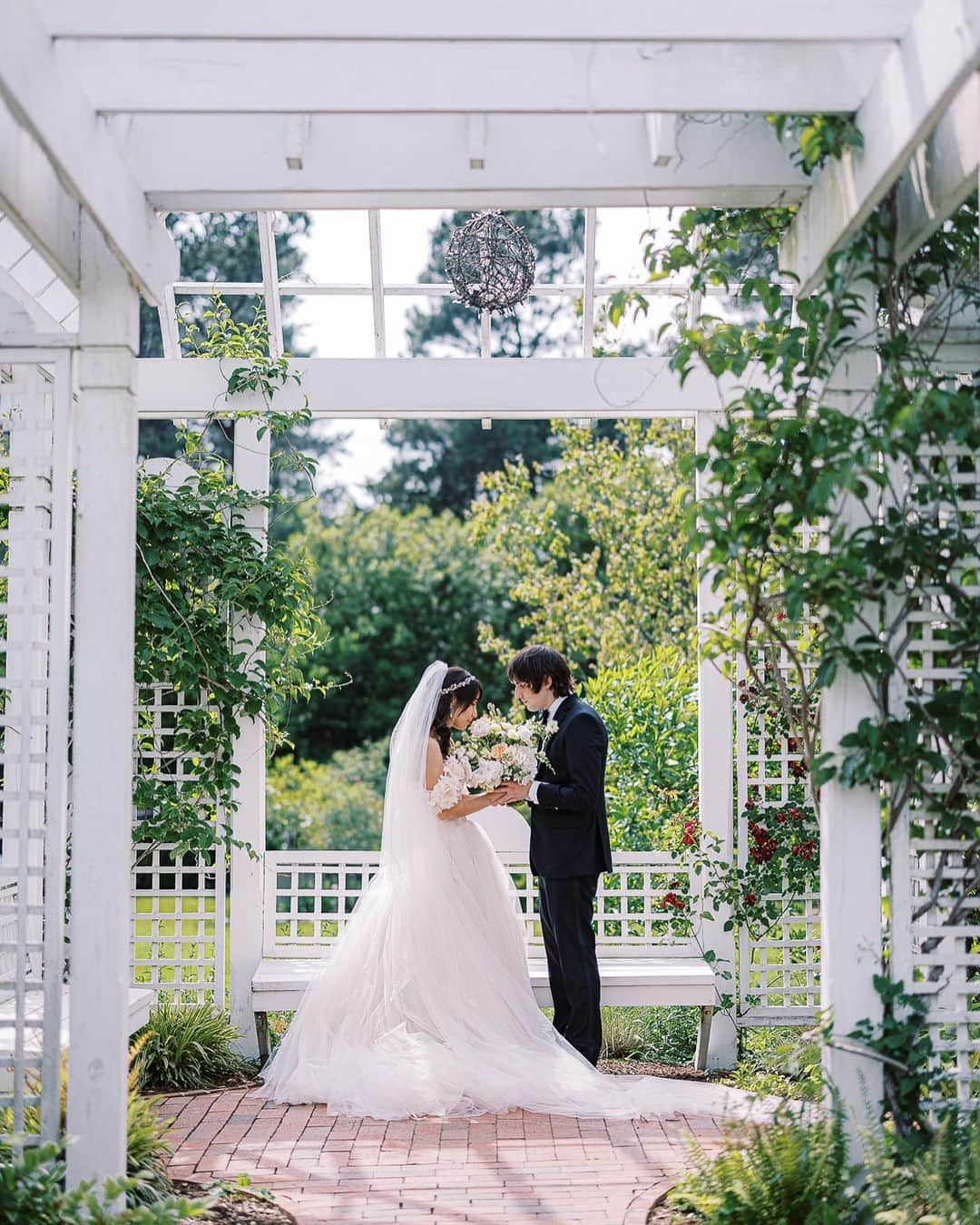 ポーター・ロビンソンのインスタグラム：「we got married!!!!! 🤍🤍   05/07/2023  i will love you forever.   photos: @jordanmaunder」