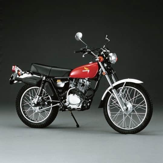 Honda Powersports USさんのインスタグラム写真 - (Honda Powersports USInstagram)「#HondaHeritage Honda's XL series was known for its reliability, affordability and approachability, and the XL125 is certainly a good example of that. Offered in the U.S. starting in 1974 (the one pictured here is from '75), the little dual-sport machine replaced the SL125. The original XL125 was powered by a 122cc overhead-cam, air-cooled four-stroke single, with a five-speed transmission, and it had humble features like kickstart, drum brakes and dual rear shocks. In 1979, the engine was replaced with a 124cc single with a six-speed gearbox. Not exactly a powerhouse, the XL125 was nonetheless quite popular up until it was discontinued after the 1985 model year, and owners tended to ride it long and hard, often with relatively little in the way of maintenance. How popular? Last year, a low-mileage example sold at auction for nearly $17,000! In Honda's current lineup, the new XR150L honors the heritage of the XL125.」5月10日 2時13分 - honda_powersports_us