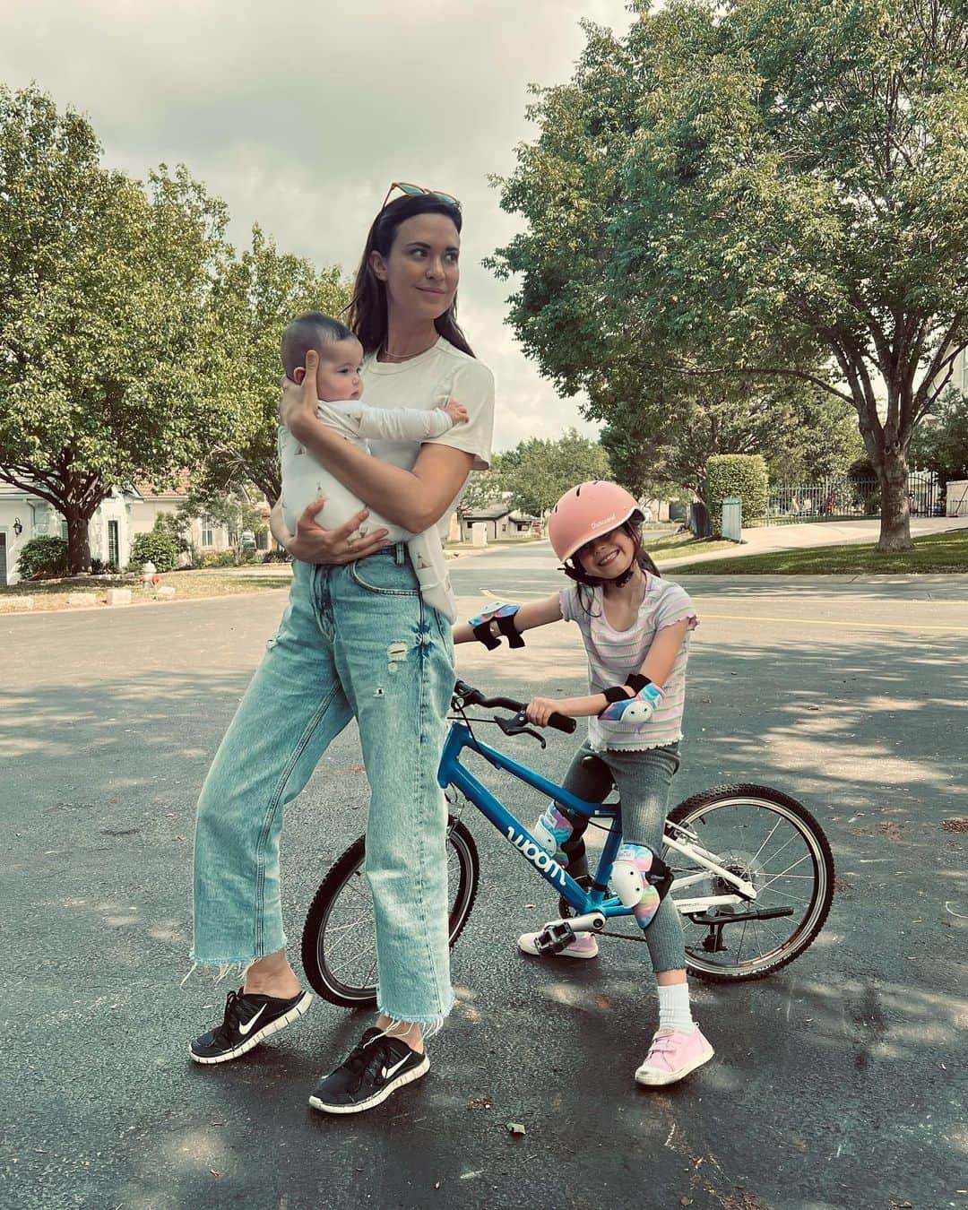 オデット・アナブルのインスタグラム：「I can’t believe I have two kids. And they love each other. 🤍」