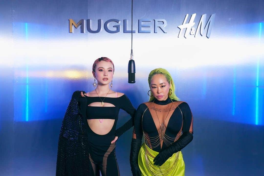 ルナのインスタグラム：「@hm × @muglerofficial 🖤 #hm #mugler #エイチアンドエム #muglerhm」