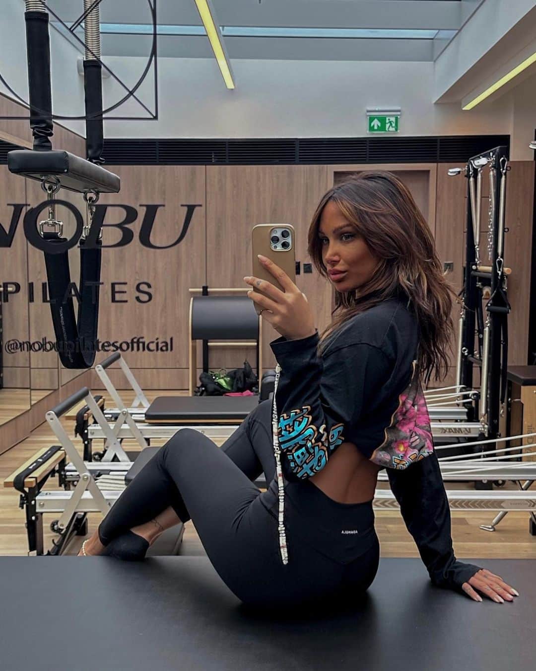 ルー・ティーズデールのインスタグラム：「🖤 @nobupilatesofficial」