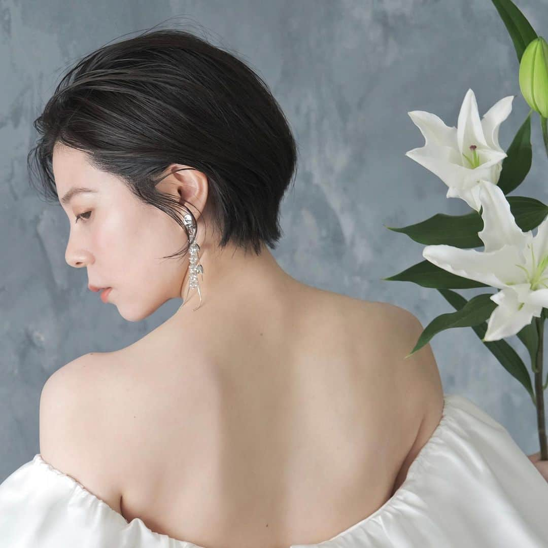 桜木梨奈のインスタグラム：「portrait【Wedding】  theme：Elegance  hiar & make @haruka___611 💄💕  photographer @photographer_kenjiueta 📸✨  #wedding #weddingdress #weddingmakeup #weddingphotography #weddinghair #shorthair #weddingmodel #model #portrait #work」