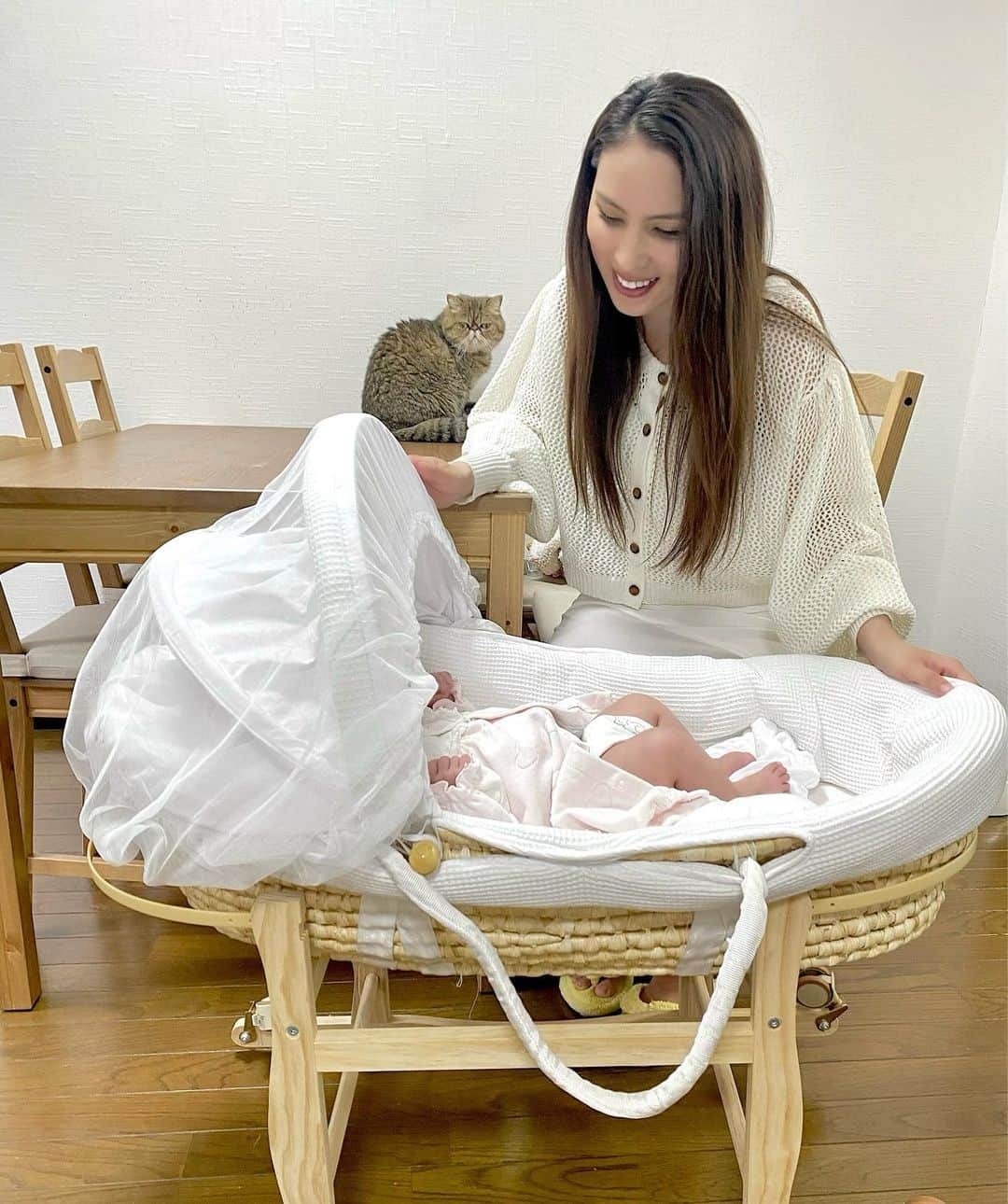 mizukiさんのインスタグラム写真 - (mizukiInstagram)「👼🐈 デザインが可愛すぎて 即決でまず最初に買った バスケット🧺ゆりかご🤍 くぅも居るよ🐈💓  #エキゾチックショートヘア  #baby #cat #love #selfie  #princess #famiry #mama  #女の子ママ #新米ママ #ママ  #赤ちゃんのいる生活 #ベビー  #赤ちゃん #猫 #猫のいる暮らし #ゆりかご」5月10日 2時24分 - 31chaaa