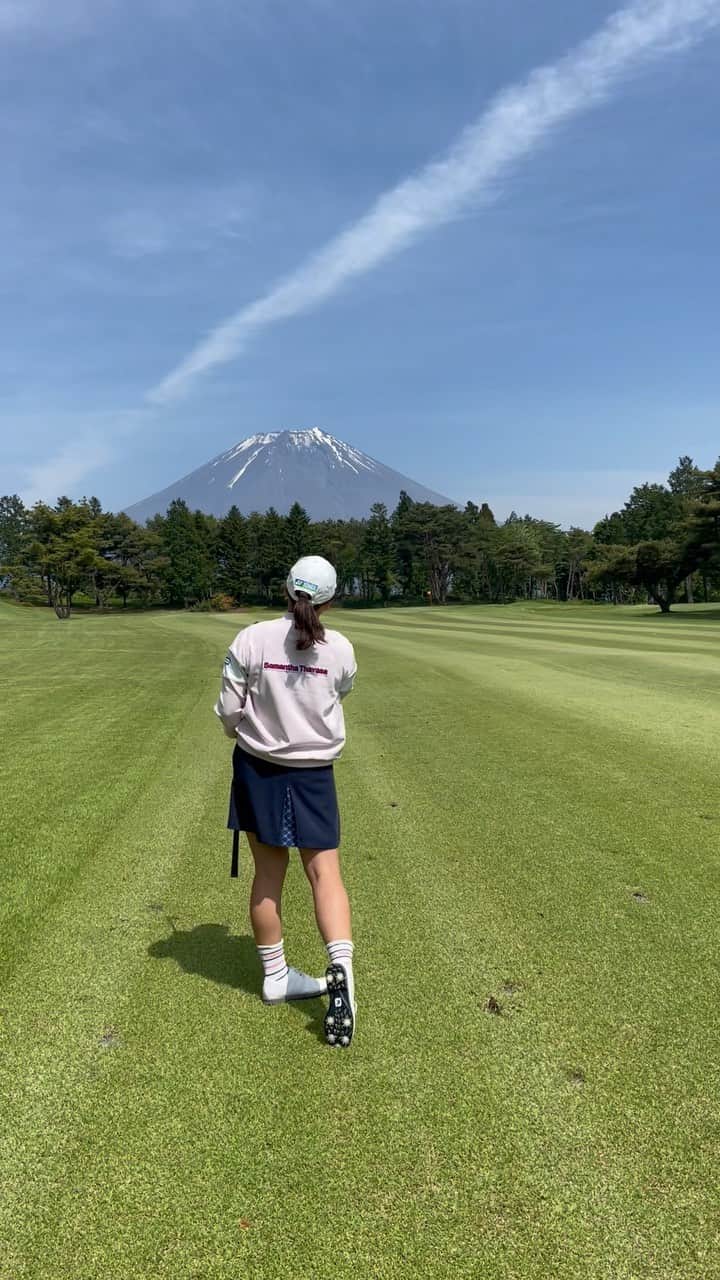 山口すず夏のインスタグラム：「7番アイアンと富士山とワタシ🦖 ・ ・ #ゴルフ#ゴルフスイング#golf#サマンサタバサ」