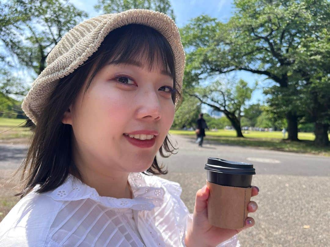 山井祥子さんのインスタグラム写真 - (山井祥子Instagram)「緑の多い場所だと、穏やかな気持ちでネタ作りができる。  頭が疲れたら、地面で忙しなく動くアリを目で追い続けるようにしているんだ。 そうすると頭が空っぽになるんだよ。  まつ毛、ブルーにしたの。 おひさまの光に当たると、とても美しい！」5月9日 17時26分 - shoko_yamai