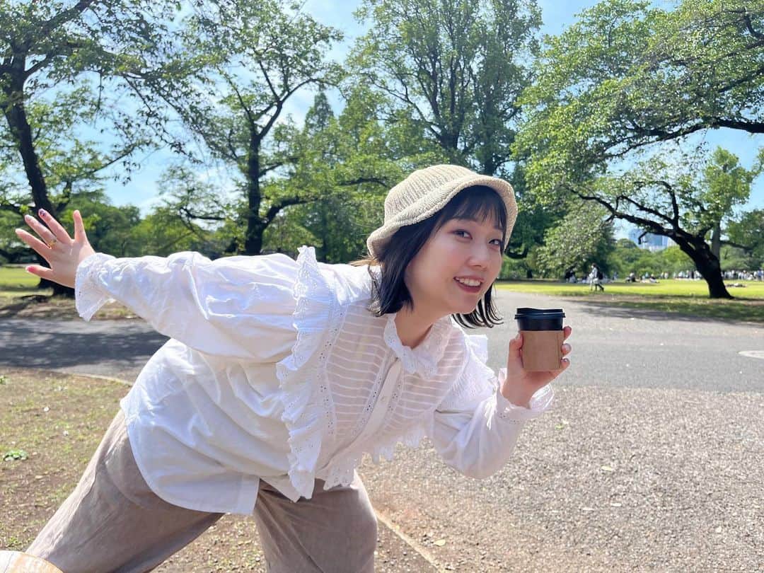 のインスタグラム：「緑の多い場所だと、穏やかな気持ちでネタ作りができる。  頭が疲れたら、地面で忙しなく動くアリを目で追い続けるようにしているんだ。 そうすると頭が空っぽになるんだよ。  まつ毛、ブルーにしたの。 おひさまの光に当たると、とても美しい！」