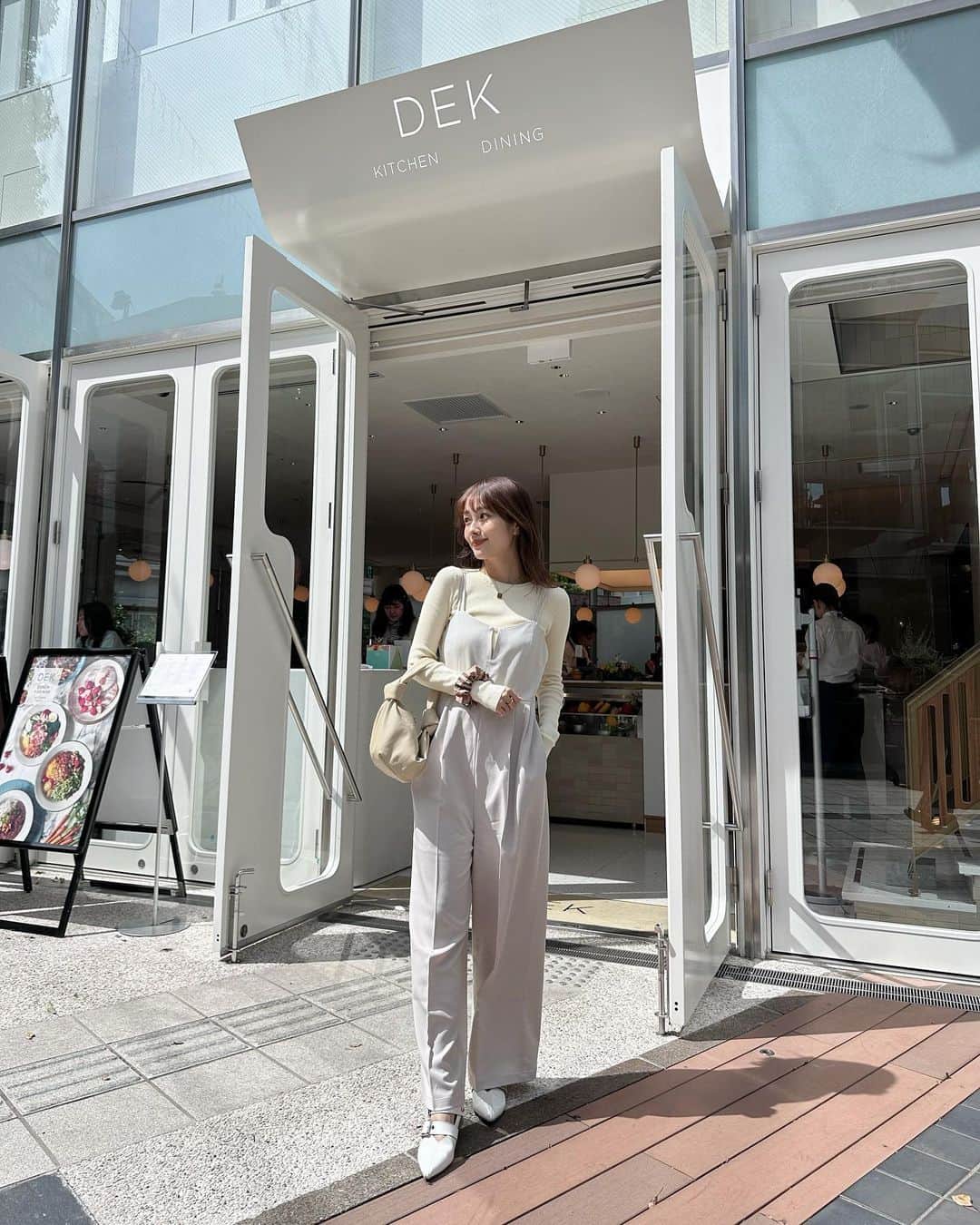 前田希美（まえのん）さんのインスタグラム写真 - (前田希美（まえのん）Instagram)「#のんカフェ巡り   青山にある @dek_aoyama さん🍍 ここ最近で行ったカフェの中で 特に好きでした☕️  スイーツも美味しくて居心地が良くて、 入った瞬間可愛いって声が出ちゃうくらい かわいすぎる 素敵なカフェでした☕️  店員さんもニコニコで温かくて たくさんお話させていただいちゃった☺︎  ぜひ行ってみてくださいね。  🍓のクロワッサンが サクサクで美味しかったぁ…！！  そして明日はN WITH.新作発売日。 オールインワンが大活躍しそうです‪‪❤︎‬   #のんカフェ巡り  #のんの私服   #nwith #code #fashion #ootd   #aoyamacafe #dekcafe」5月9日 17時27分 - maeda_nozomi