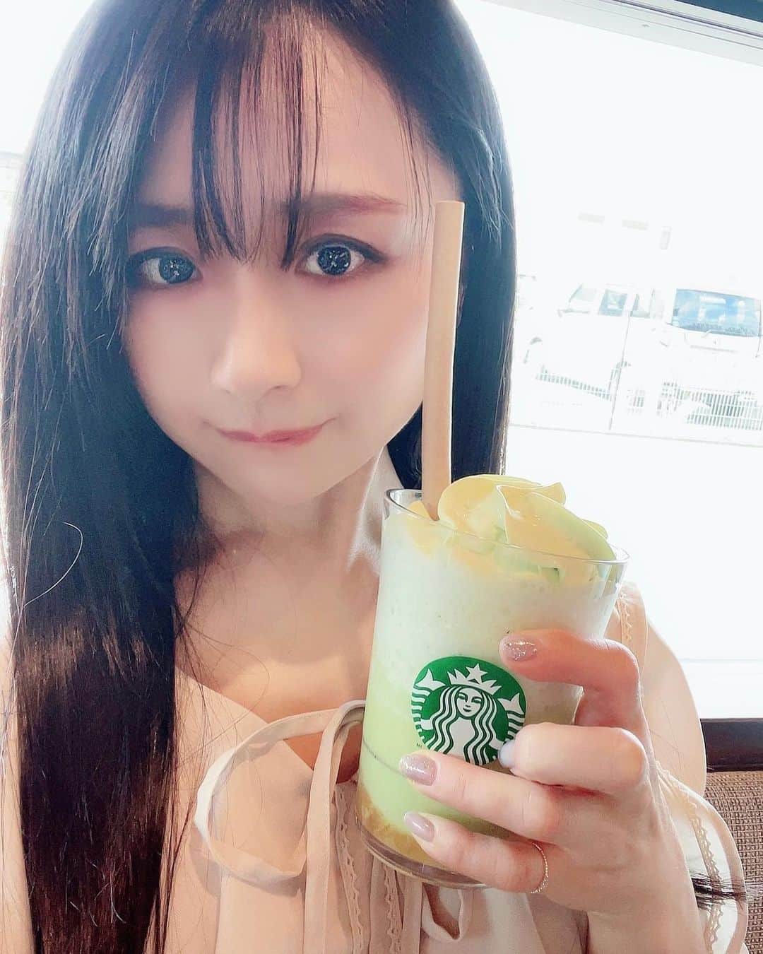 久保亜沙香のインスタグラム：「家族旅行にいったりして色々呟きたかったんだけど最近ちょっとダウンしてしまい久しぶりの浮上になってしまった🕊️ みんな元気にしてるかなぁ？ 今日はアイスクリームの日らしい🍨 冷蔵庫に最後のハーゲンダッツがあって大切にしてる笑。 アイスって賞味期限ないんでしたっけ。 そういえばメロン飲みました🍈」