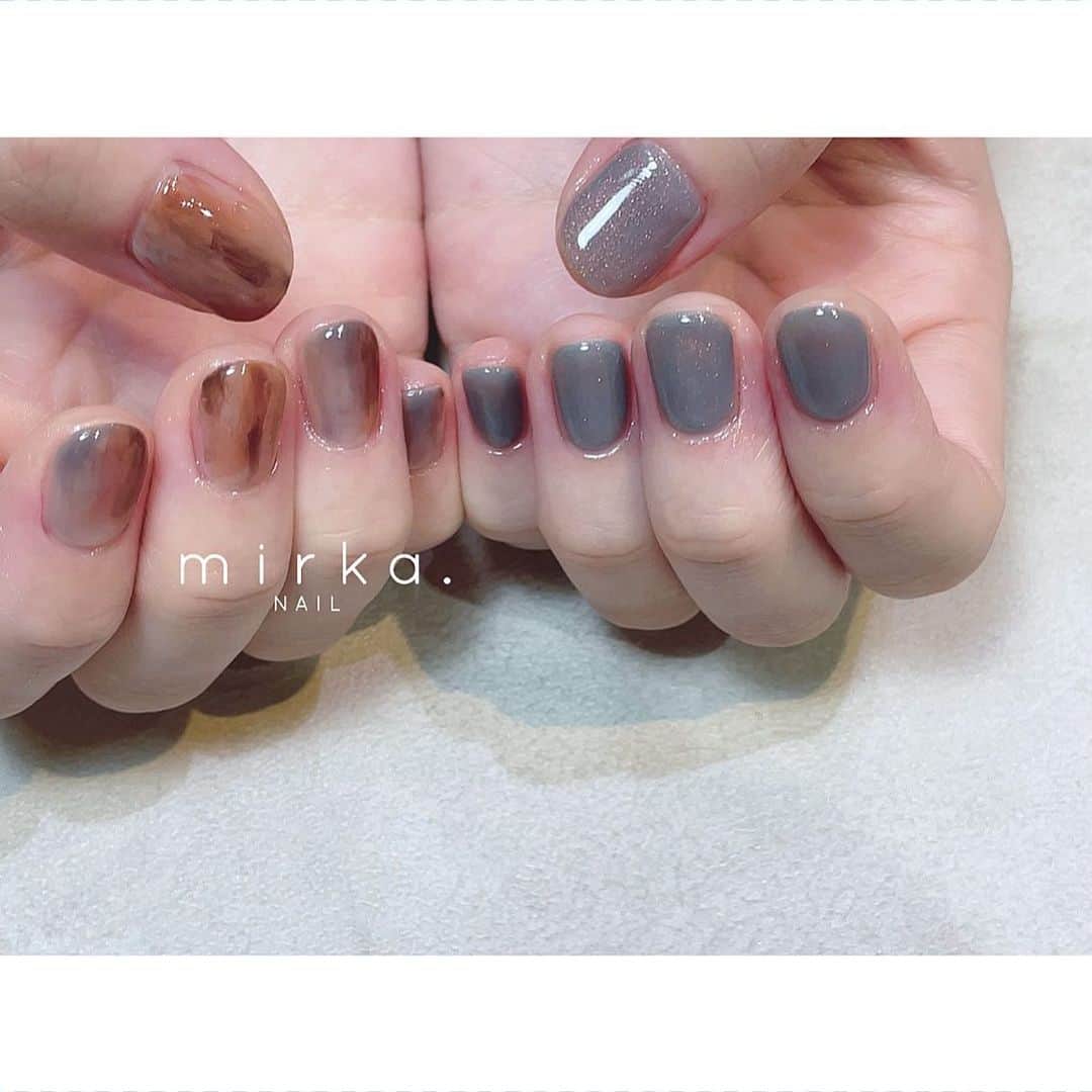 mirka. NAIL(ミルカネイル)のインスタグラム：「⁡ ⁡ ⁡ brown × blue gray𓅯 ⁡ ⁡ ⁡ ………………………………………………………… ⁡ ご予約、お問い合わせは LINE ID⇒ @mirka.nail (@含む)まで。 ⁡ ご新規様はハイライトの「ご案内」と「ご予約方法」を必ずお読みいただいてからご予約くださいますようお願いいたします。 空き状況や詳細はLINEの投稿からご確認ください。 ⁡ ⁡ ⁡ ⁡ #mirkanail#nails#nail#nailart#naildesign #ショートネイル#ネイルアート#ネイルデザイン#ネイル#大人ネイル#シンプルネイル#オフィスネイル#ニュアンスネイル#ナチュラルネイル#カジュアルネイル#ショートネイルデザイン#美甲#春ネイル#春ネイル2023 #プライベートサロン#プライベートネイルサロン#東京ネイルサロン#東京ネイル#江東区ネイルサロン#森下#清澄白河 ⁡」