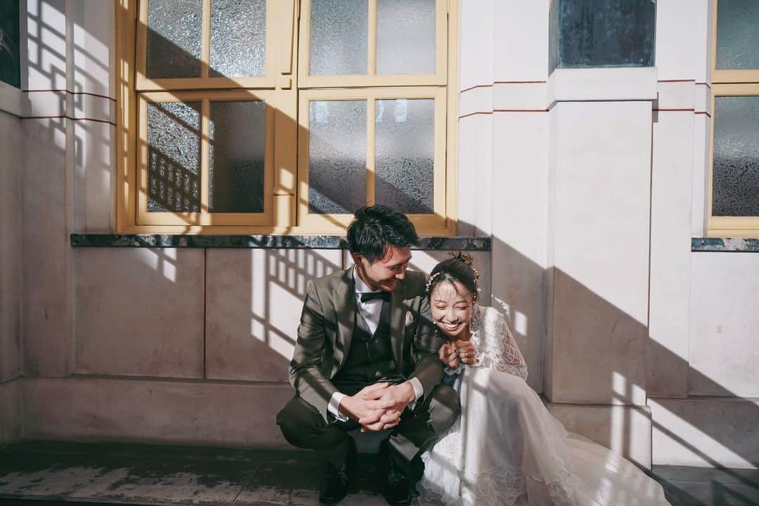 ラヴィ•ファクトリーさんのインスタグラム写真 - (ラヴィ•ファクトリーInstagram)「. 【写真で叶える結婚式】 . おふたりの日常を切り取ったかのような 街中ウェディングフォト📸 あえて決めすぎず撮影することで 自然な笑顔に溢れています🤍  . —————— Photographer: @guppy_photograph AREA:JAPAN —————— @laviefactoryをフォローして #laviefactory #ラヴィファクトリー のハッシュタグをつけて お写真を投稿してみてくださいね✳︎ . こちらの公式IG（@laviefactory） で取り上げさせていただきます✨ . 思わず笑顔になれるハートのある 「家族写真」はラヴィクルール* >>>@laviecouleur_official . #wedding #weddingphotography #photo  #ハートのある写真 #instawedding #結婚写真 #ウェディング #ウェディングフォト #撮影指示書 #ロケーションフォト #前撮り#写真好きな人と繋がりたい #フォトウェディング #卒花 #後撮り #ウェディングニュース #前撮り小物 #前撮りフォト #前撮りアイテム #ウェディング撮影 #撮影構図 #前撮りアイディア #撮影指示書 #花嫁コーディネート #街中フォト #タウンフォト #ウェディングドレス #結婚式フォト」5月9日 17時41分 - laviefactory