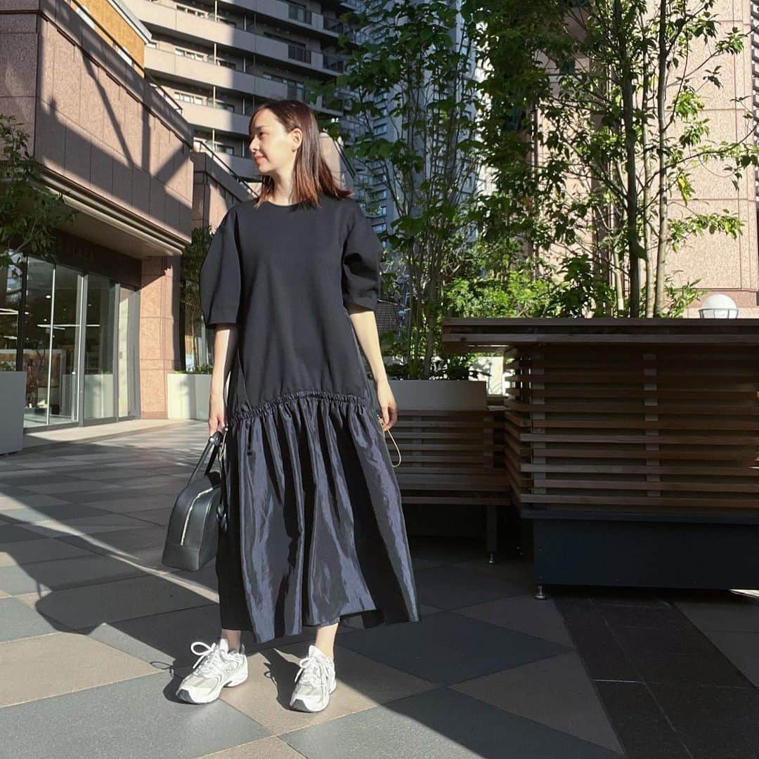 乙黒えりさんのインスタグラム写真 - (乙黒えりInstagram)「ついつい手にとっちゃう ドロストギャザーがワンポイントのワンピース @lanvin_en_bleu_womens   この春夏大活躍です♡ 腕もお腹もカバーできるのがさらにgood！！  秋冬展示会も素敵💓 秋冬も楽しみだなぁ😌  #2023SS#2023AW #lanvinenbleu #ランバンオンブルー」5月9日 17時42分 - ellyotoguro
