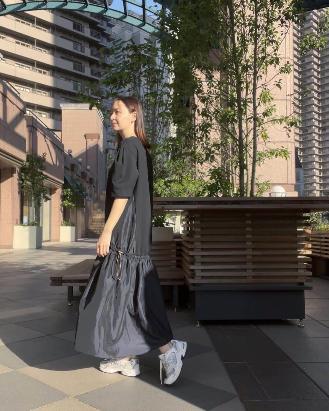 乙黒えりさんのインスタグラム写真 - (乙黒えりInstagram)「ついつい手にとっちゃう ドロストギャザーがワンポイントのワンピース @lanvin_en_bleu_womens   この春夏大活躍です♡ 腕もお腹もカバーできるのがさらにgood！！  秋冬展示会も素敵💓 秋冬も楽しみだなぁ😌  #2023SS#2023AW #lanvinenbleu #ランバンオンブルー」5月9日 17時42分 - ellyotoguro