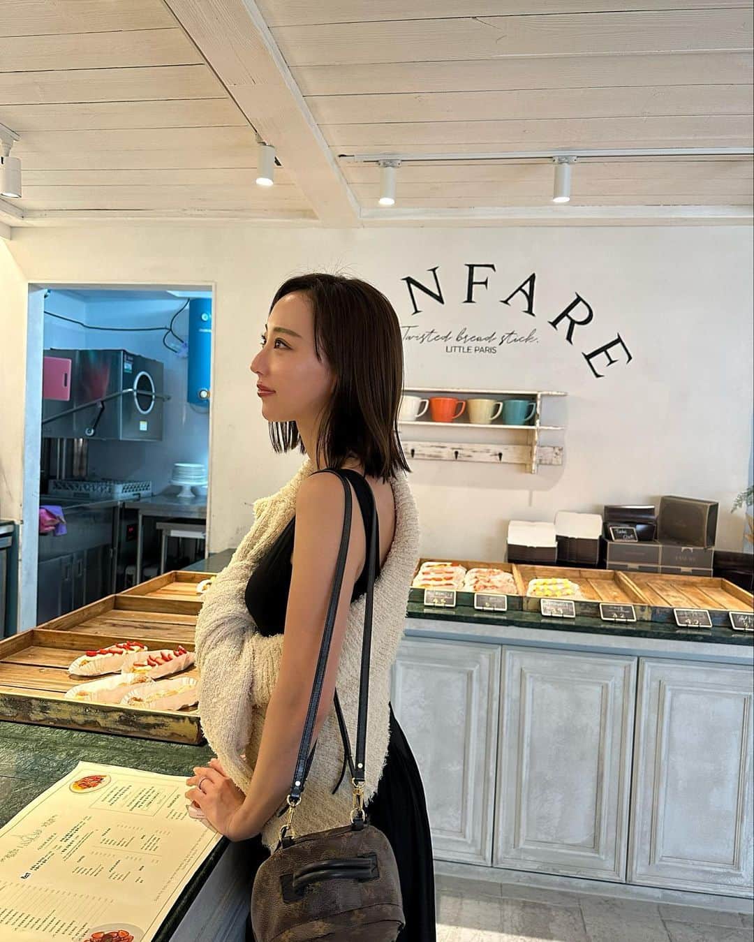 秋倉諒子さんのインスタグラム写真 - (秋倉諒子Instagram)「@fanfare_bakery  中も外も可愛いカフェ見つけちゃったよー🍰💕 狎鴎亭で買い物して疲れたから歩いてたら 可愛くて吸い込まれちゃった🤭🌷 写真だと伝わりずらいかも…  このケーキ？も凄く美味しかった🍰 水の音に癒されてずっと居てしまった🤭⛲️ 晴れの日におすすめです♡  韓国での最先端美容医療をやってきたから @りょこちゃんねるに チャンネル登録して待っててね☺️🫰ドキドキ♡  #韓国#韓国カフェ#狎鴎亭#狎鴎亭カフェ#fanfareapgujeong#fanfare」5月9日 17時36分 - ryokoak45
