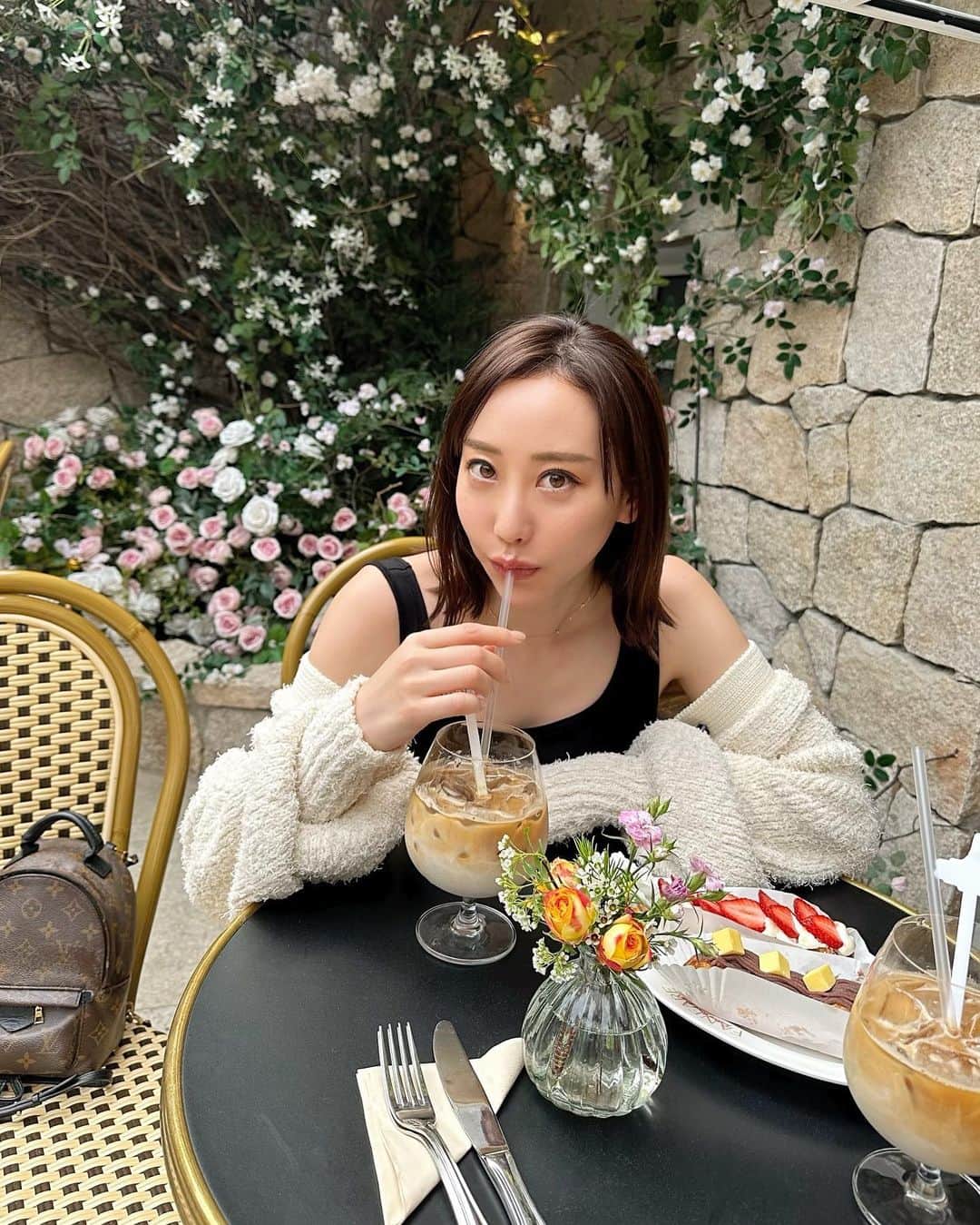 秋倉諒子さんのインスタグラム写真 - (秋倉諒子Instagram)「@fanfare_bakery  中も外も可愛いカフェ見つけちゃったよー🍰💕 狎鴎亭で買い物して疲れたから歩いてたら 可愛くて吸い込まれちゃった🤭🌷 写真だと伝わりずらいかも…  このケーキ？も凄く美味しかった🍰 水の音に癒されてずっと居てしまった🤭⛲️ 晴れの日におすすめです♡  韓国での最先端美容医療をやってきたから @りょこちゃんねるに チャンネル登録して待っててね☺️🫰ドキドキ♡  #韓国#韓国カフェ#狎鴎亭#狎鴎亭カフェ#fanfareapgujeong#fanfare」5月9日 17時36分 - ryokoak45