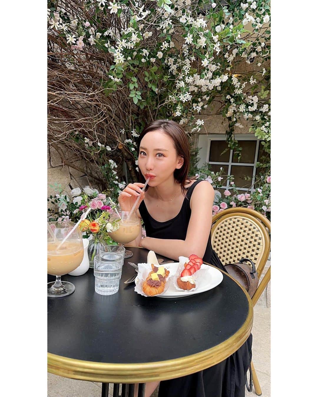 秋倉諒子さんのインスタグラム写真 - (秋倉諒子Instagram)「@fanfare_bakery  中も外も可愛いカフェ見つけちゃったよー🍰💕 狎鴎亭で買い物して疲れたから歩いてたら 可愛くて吸い込まれちゃった🤭🌷 写真だと伝わりずらいかも…  このケーキ？も凄く美味しかった🍰 水の音に癒されてずっと居てしまった🤭⛲️ 晴れの日におすすめです♡  韓国での最先端美容医療をやってきたから @りょこちゃんねるに チャンネル登録して待っててね☺️🫰ドキドキ♡  #韓国#韓国カフェ#狎鴎亭#狎鴎亭カフェ#fanfareapgujeong#fanfare」5月9日 17時36分 - ryokoak45