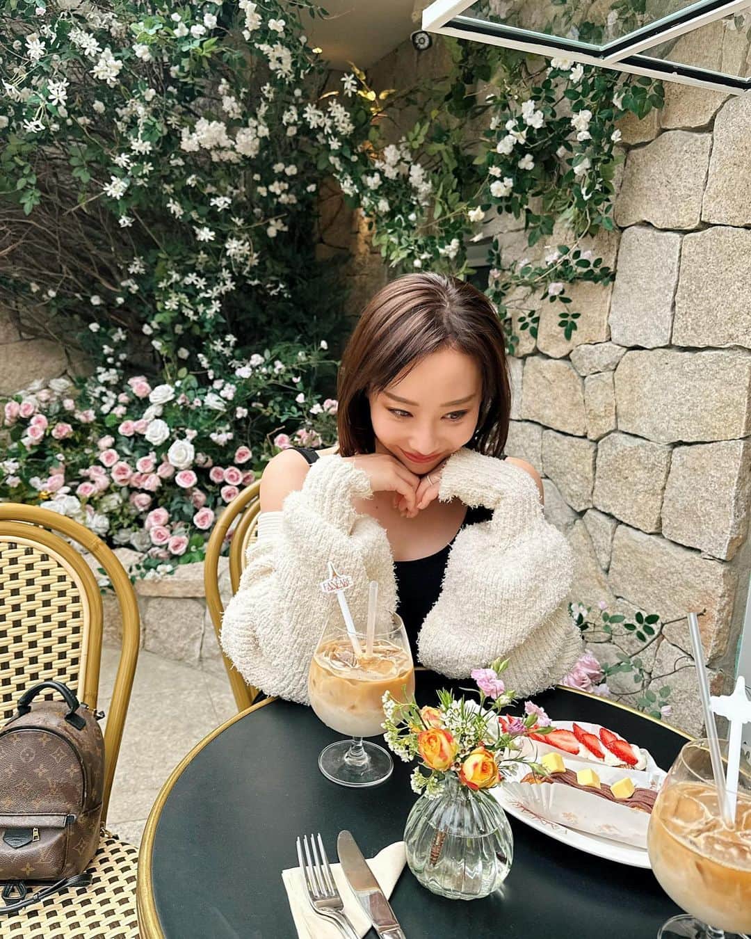 秋倉諒子さんのインスタグラム写真 - (秋倉諒子Instagram)「@fanfare_bakery  中も外も可愛いカフェ見つけちゃったよー🍰💕 狎鴎亭で買い物して疲れたから歩いてたら 可愛くて吸い込まれちゃった🤭🌷 写真だと伝わりずらいかも…  このケーキ？も凄く美味しかった🍰 水の音に癒されてずっと居てしまった🤭⛲️ 晴れの日におすすめです♡  韓国での最先端美容医療をやってきたから @りょこちゃんねるに チャンネル登録して待っててね☺️🫰ドキドキ♡  #韓国#韓国カフェ#狎鴎亭#狎鴎亭カフェ#fanfareapgujeong#fanfare」5月9日 17時36分 - ryokoak45