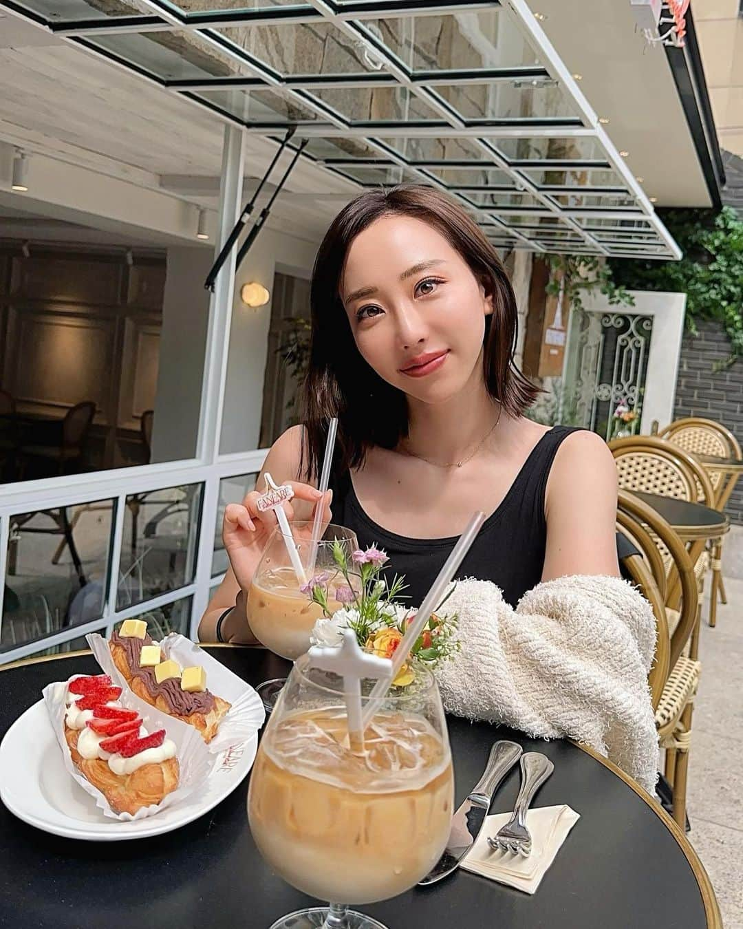 秋倉諒子さんのインスタグラム写真 - (秋倉諒子Instagram)「@fanfare_bakery  中も外も可愛いカフェ見つけちゃったよー🍰💕 狎鴎亭で買い物して疲れたから歩いてたら 可愛くて吸い込まれちゃった🤭🌷 写真だと伝わりずらいかも…  このケーキ？も凄く美味しかった🍰 水の音に癒されてずっと居てしまった🤭⛲️ 晴れの日におすすめです♡  韓国での最先端美容医療をやってきたから @りょこちゃんねるに チャンネル登録して待っててね☺️🫰ドキドキ♡  #韓国#韓国カフェ#狎鴎亭#狎鴎亭カフェ#fanfareapgujeong#fanfare」5月9日 17時36分 - ryokoak45