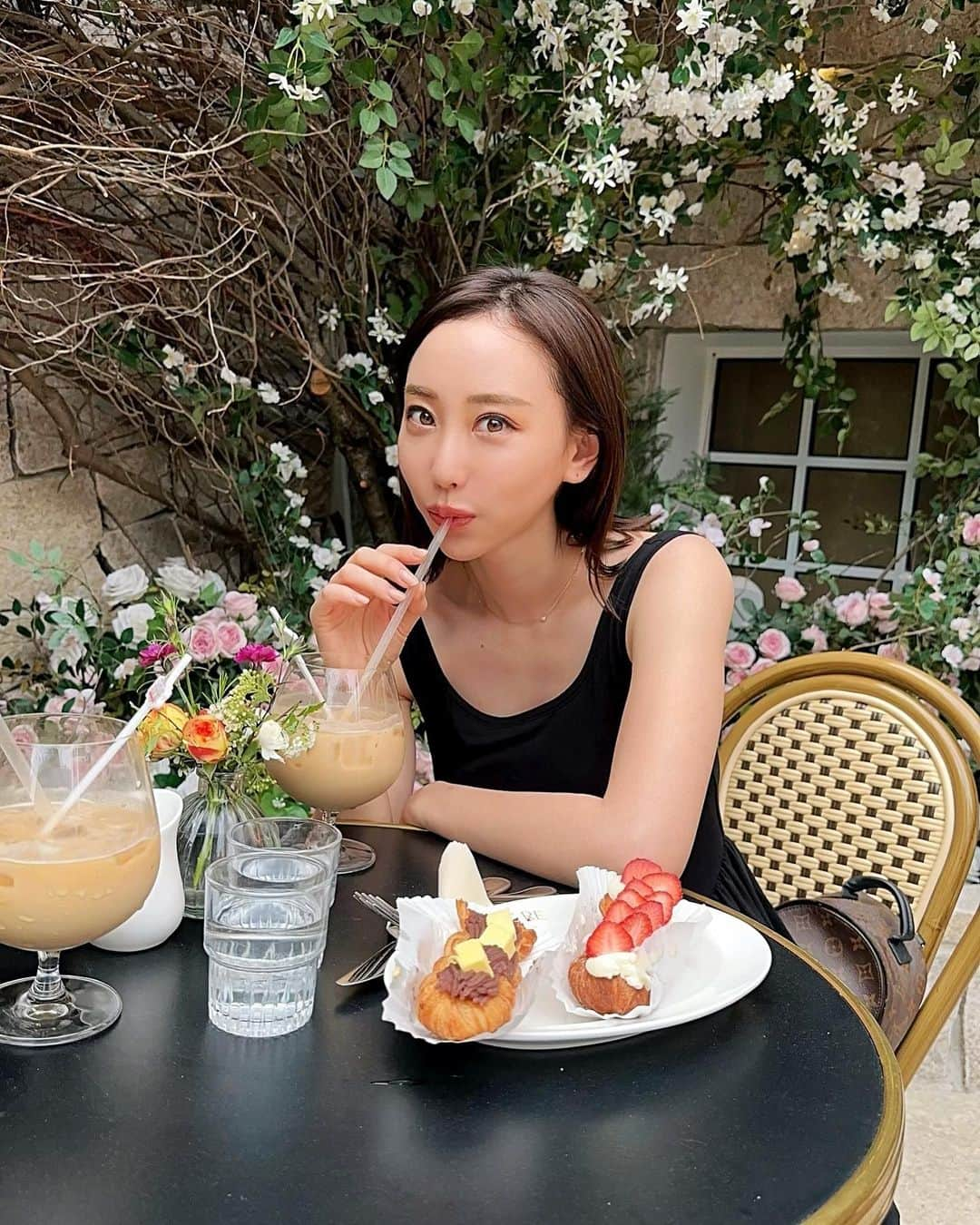 秋倉諒子さんのインスタグラム写真 - (秋倉諒子Instagram)「@fanfare_bakery  中も外も可愛いカフェ見つけちゃったよー🍰💕 狎鴎亭で買い物して疲れたから歩いてたら 可愛くて吸い込まれちゃった🤭🌷 写真だと伝わりずらいかも…  このケーキ？も凄く美味しかった🍰 水の音に癒されてずっと居てしまった🤭⛲️ 晴れの日におすすめです♡  韓国での最先端美容医療をやってきたから @りょこちゃんねるに チャンネル登録して待っててね☺️🫰ドキドキ♡  #韓国#韓国カフェ#狎鴎亭#狎鴎亭カフェ#fanfareapgujeong#fanfare」5月9日 17時36分 - ryokoak45