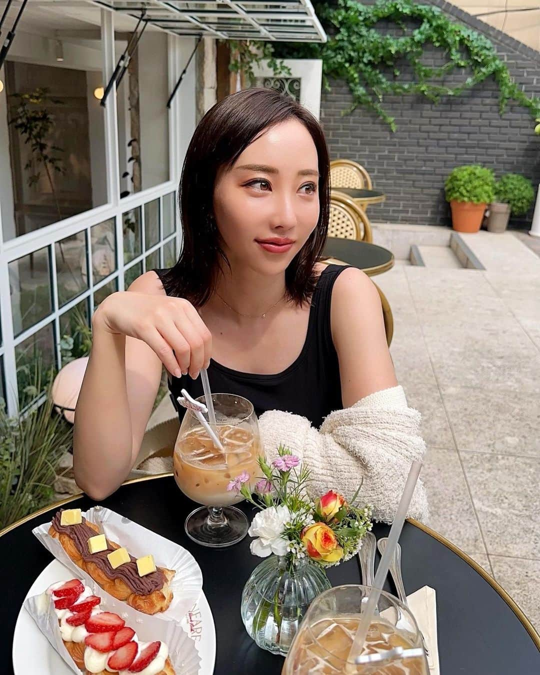 秋倉諒子さんのインスタグラム写真 - (秋倉諒子Instagram)「@fanfare_bakery  中も外も可愛いカフェ見つけちゃったよー🍰💕 狎鴎亭で買い物して疲れたから歩いてたら 可愛くて吸い込まれちゃった🤭🌷 写真だと伝わりずらいかも…  このケーキ？も凄く美味しかった🍰 水の音に癒されてずっと居てしまった🤭⛲️ 晴れの日におすすめです♡  韓国での最先端美容医療をやってきたから @りょこちゃんねるに チャンネル登録して待っててね☺️🫰ドキドキ♡  #韓国#韓国カフェ#狎鴎亭#狎鴎亭カフェ#fanfareapgujeong#fanfare」5月9日 17時36分 - ryokoak45