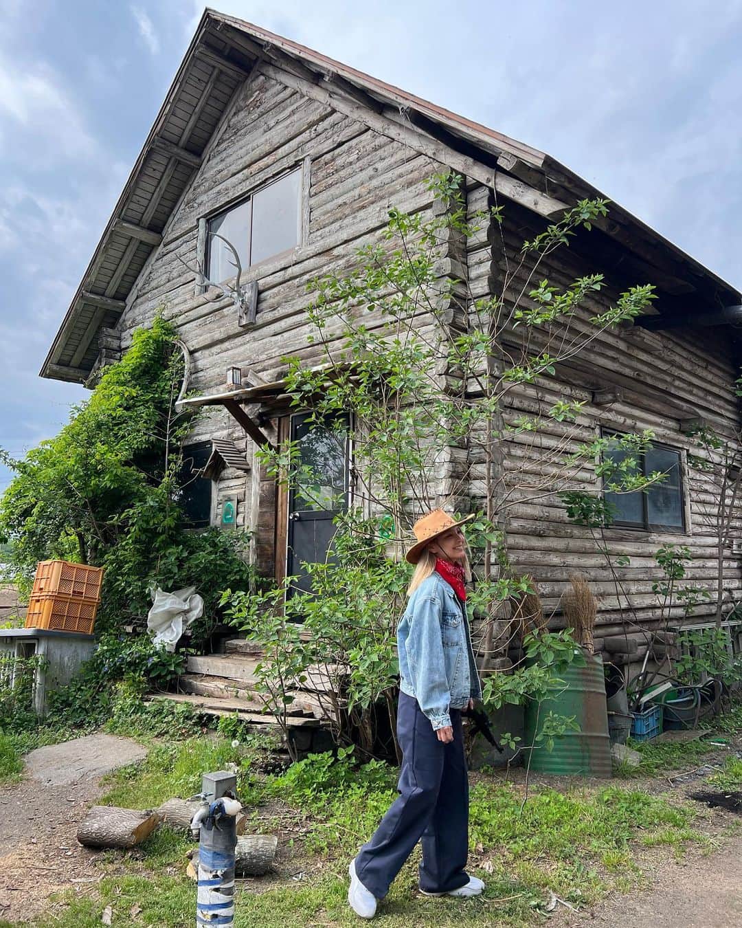 山口厚子さんのインスタグラム写真 - (山口厚子Instagram)「茨城県のとある場所。 映画のワンシーンみたいだった‼︎  100均で買え揃えた銃と共に狩猟へ。 風な。笑  生みたてのたまご🥚  #続く」5月9日 17時39分 - atu_yaman