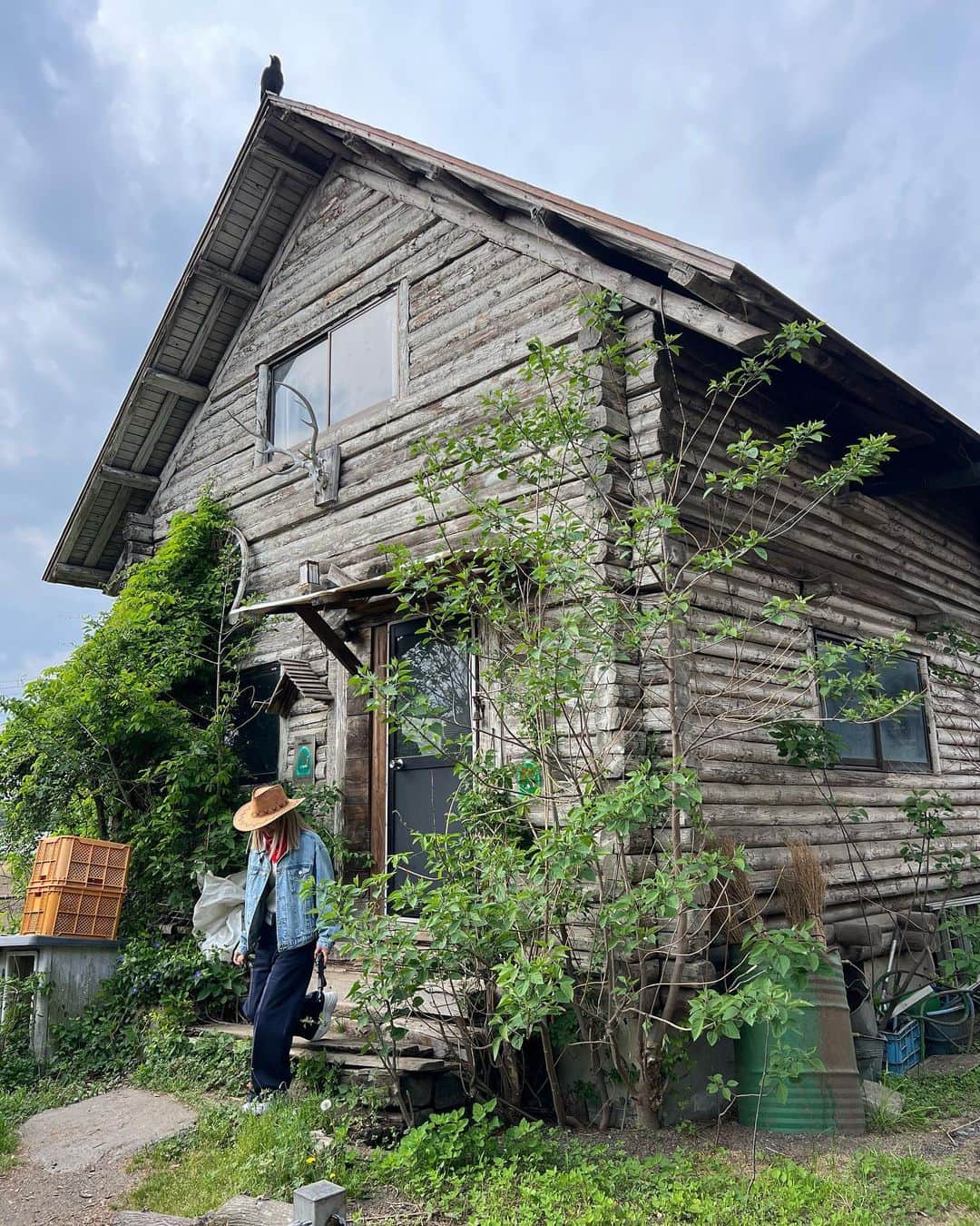 山口厚子さんのインスタグラム写真 - (山口厚子Instagram)「茨城県のとある場所。 映画のワンシーンみたいだった‼︎  100均で買え揃えた銃と共に狩猟へ。 風な。笑  生みたてのたまご🥚  #続く」5月9日 17時39分 - atu_yaman