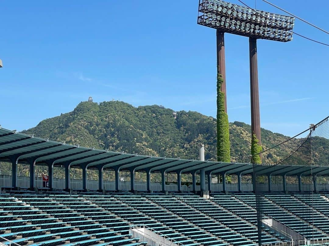 CBCテレビ アナウンス部さんのインスタグラム写真 - (CBCテレビ アナウンス部Instagram)「⚾️待ってました！6年ぶり❗️#ドラゴンズ #岐阜長良川球場 でのドラゴンズ公式戦！早くも実況席に陣取っているのは誰でしょうか？ #cbcテレビ #燃えよドラゴンズ #実況 #光山アナ  リポートとヒーローインタビュー #榊原アナ 　#CS実況 わたくし  #宮部」5月9日 17時40分 - cbc.announcer