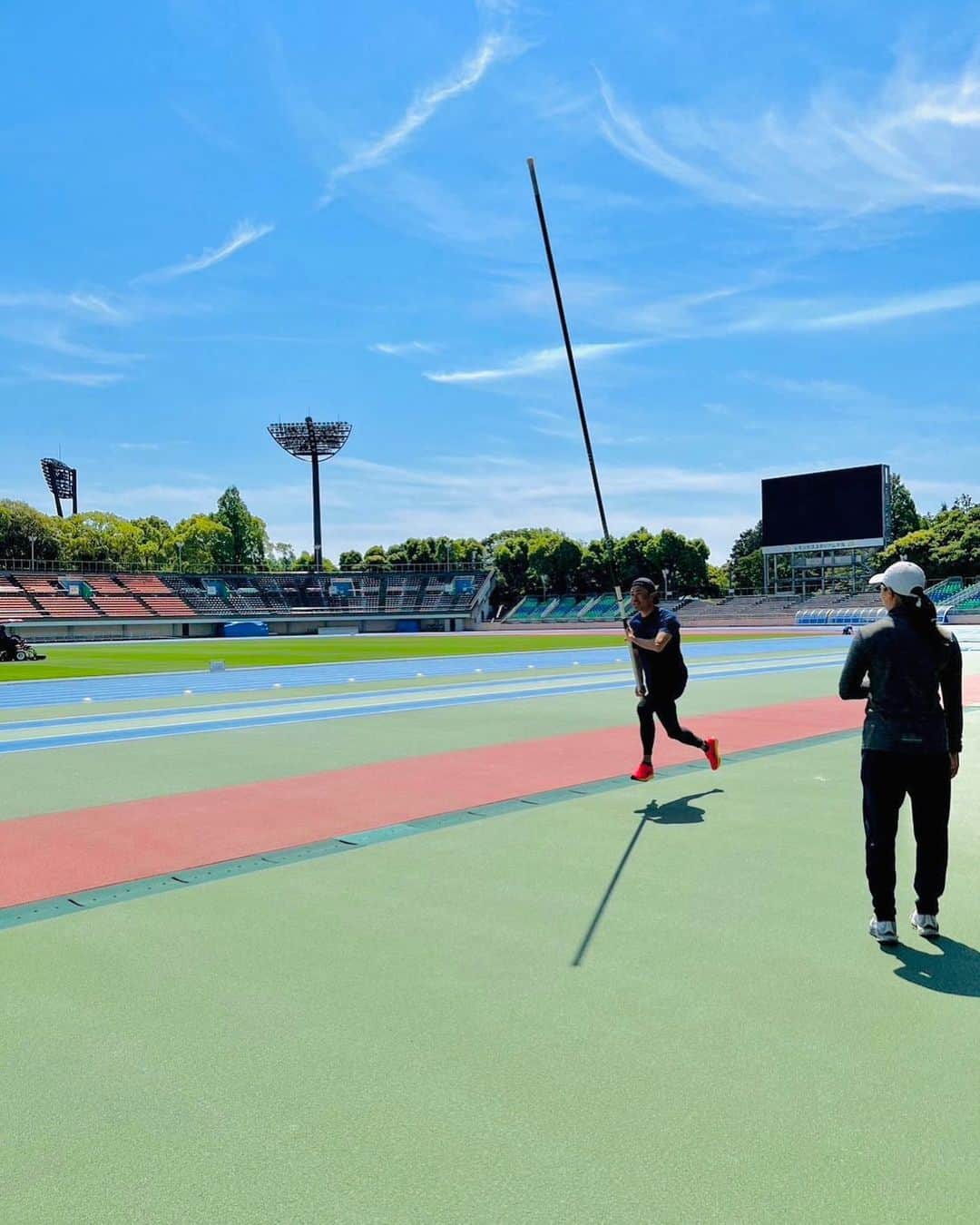 末續慎吾のインスタグラム：「⁡ ⁡ 転向。 ⁡ ⁡ ポール選手に転向。 ⁡ いつか記録会に出たい。 ⁡ アース。 ⁡ #やっぱりどの競技も真理は一つ#楽しい#いつか棒高跳びに出よう#だってEAGLERUN」