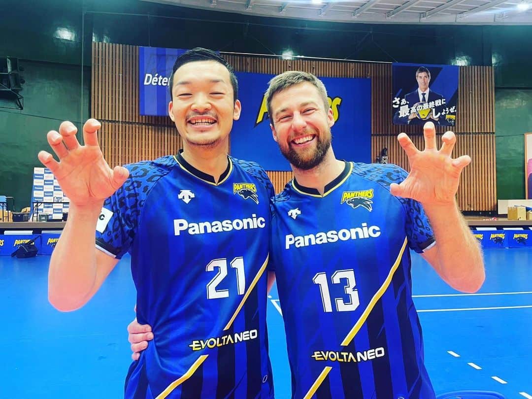 兒玉康成のインスタグラム：「『クビさん』 クビさんとの出会いは衝撃すぎた。 こんなにバレーを楽しく自由にやる人見たことなかった。  バレーって楽しいんだよって全身で表現してた。 表現するために努力を惜しまない姿もプロフェッショナルなところも学ぶことしかなかった。  別れは本当に寂しいけれど、離れていても家族だ。  あなたと一緒の時間を過ごせたこと誇りに思います。 本当にありがとう。  #表現者 #クビアク #また日本に来てね」