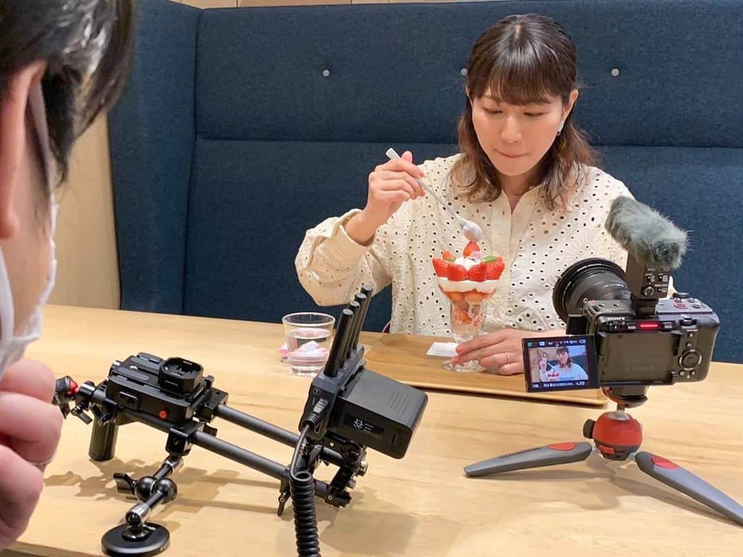 前田彩名さんのインスタグラム写真 - (前田彩名Instagram)「焼きそば食べて、 ヤンニョムチキン食べて、 お茶漬けの後のパフェ🍓！  このパフェ、腹パンでも ペロリの美味しさでした😂❤️  KYOTO TOWER SANDOのHPに ムービーが上がるので、 またその時にはお知らせします🌟  どんな顔して食べてんのかな🤔笑  #京都グルメ  #京都カフェ #京都パフェ #果菓伊藤軒 #果菓伊藤軒京都タワーサンド店  #vlog #kyototowersando   photo by @shota_iguchi」5月9日 17時47分 - ayana.maeda