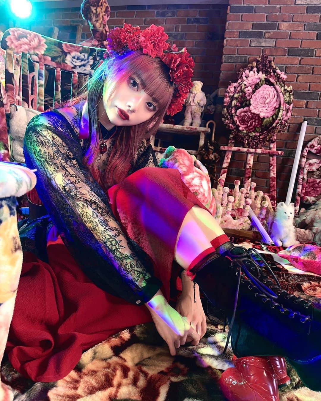 藍染カレンさんのインスタグラム写真 - (藍染カレンInstagram)「結婚よりすごいことしよ？  「ハッピーエンド延長戦」 YouTube MV公開しております❤️‍🔥  踊っちゃうような多幸感に真理濃縮されまくった歌詞が鬼バランスで大好き！ 個人的には生きて、続けて今シンプルに毎日がハッピーなのでレコーディングの段階から みんなことあたしが幸せにするわ！！！！！！ の気持ち100%で挑めた曲 揺るぎない真心受け取ってくださいネ  江頭誠さんの美術、毛布のアートがこんなにもかわいく美しい(TT)自分のソロアー写でうつる作品は選ばせてもらったのだけど全部素敵でホント迷った、チョイスにメンバーのカラーが出ててよきです。 お衣装は ha | za | ma さんのドレスとブーツ🥀 ドレスは以前ライブで紅のクオリアを歌う時に 一目見てこれしか…！と思ってお借りしたドレス、あまりにも好きなので結局購入した私物のものです。 靴は、絶対このドレスに合わせたくて松井さんに相談したところ なんと今回のMVのために一から制作、プレゼントしてくださいました😭大感謝です…完全勝利けっこんコーデができた…！  楽曲も、映像も、いつも沢山の方に支えられリリースが出来ていることを実感します。たくさん届けなくては！ よろしくお願いします❤️‍🔥」5月9日 17時49分 - karen_aizome