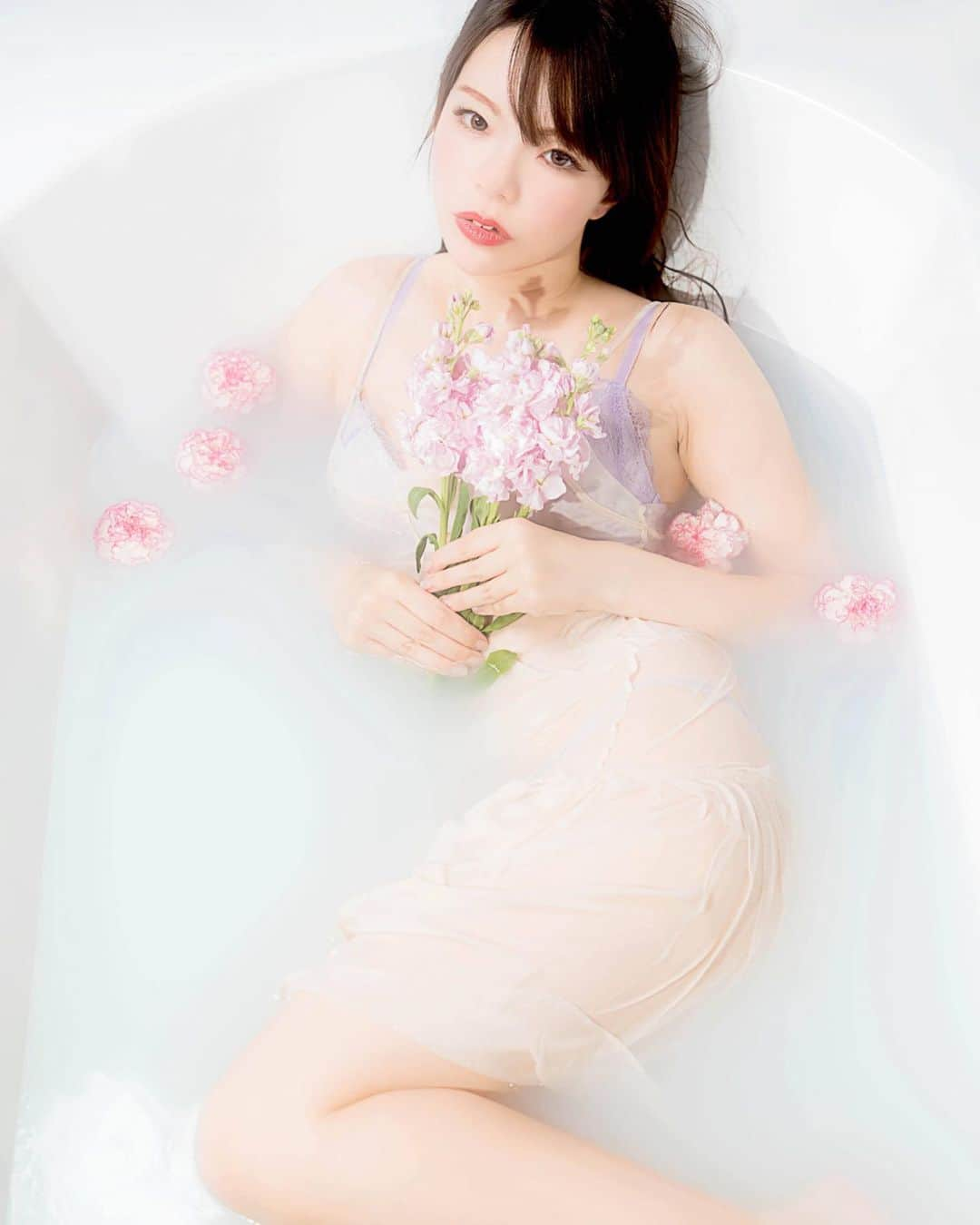 Mikaさんのインスタグラム写真 - (MikaInstagram)「lovely flower milk bath ♡  最近ちょっとまた冷えてきたから贅沢なお風呂でゆっくりしたい〜🛁  ・ ・ ・ photo by @ph_taka1028 📸 model @mikarin_portrait  ・ ・ ・ ・ follow me💋  #美花展 #ふろカメラマン #風呂撮影 #グラビア撮影 #ランジェリーモデル #セクシーガール  #誰かの記憶に残る写真 #カメラ好きな人と繋がりたい #ファインダー越しの私の世界 #ポトレファン倶楽部 #被写体モデル #その瞬間は永遠の思い出 #みんなのフォト #ポトレ女子 #撮影依頼募集中 #jp_portrait部 #japanesegirl #asianbeauty #jp_portrait_collection #flowerbath  #milkybath  #global_ladies #_lovely_weekend #japan_art_photography #portraitfestival #portraitinlove #portrait_mood #exclusive_world_portrait  #instagood #instagramjapan」5月9日 17時50分 - mika_portrait