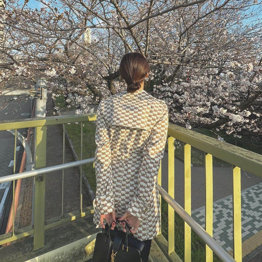栗田楓のインスタグラム：「梅かな？桜かな？ わからないけど咲き始めてたから撮ったよ📷  #春 #春コーデ #トレンチコート #ファッション好きな人と繋がりたい」