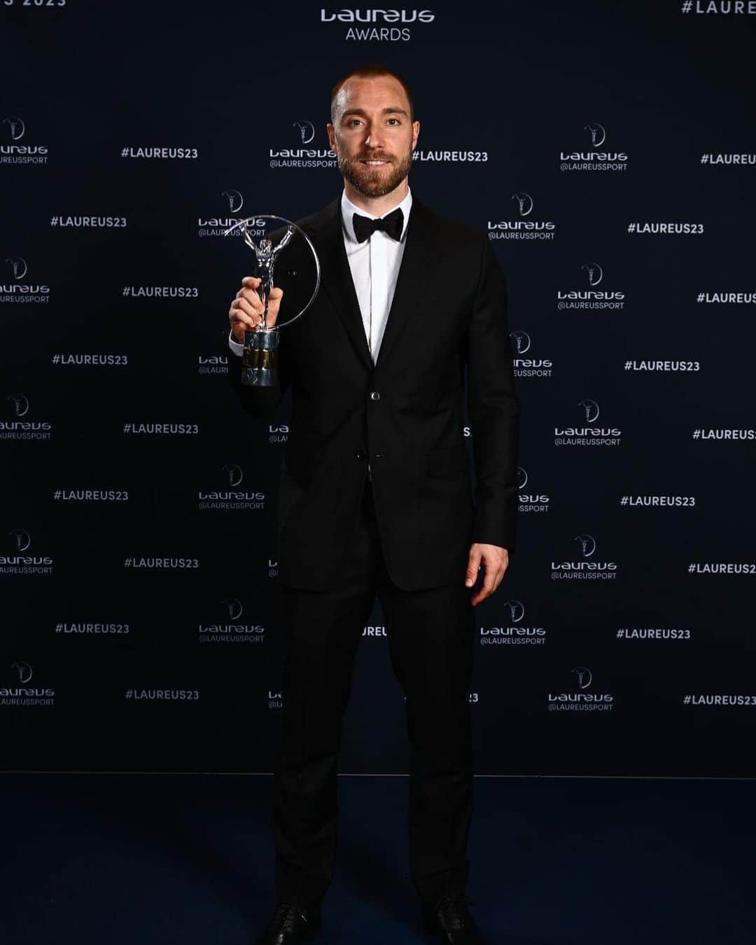 クリスティアン・エリクセンのインスタグラム：「I feel very honoured to have received this award! Thank you @laureussport」