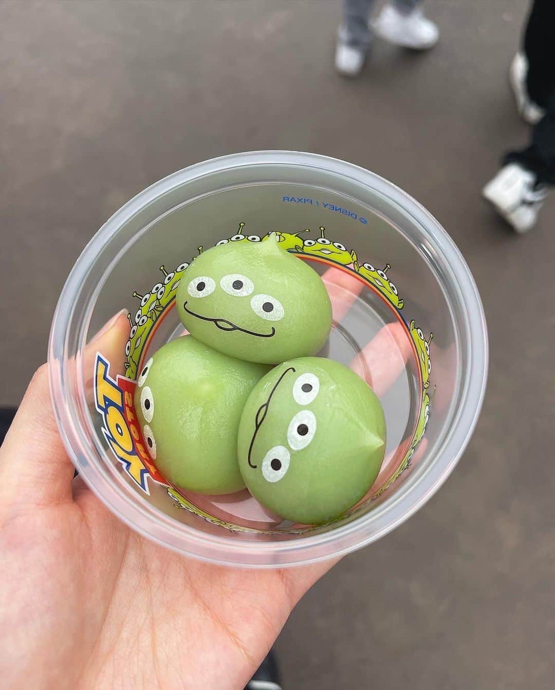 佐藤優津季のインスタグラム：「撮るし、食べるし、成り切るし🥑🥑 #ディズニーシー #ディズニーランド #🏰🐭🤍」