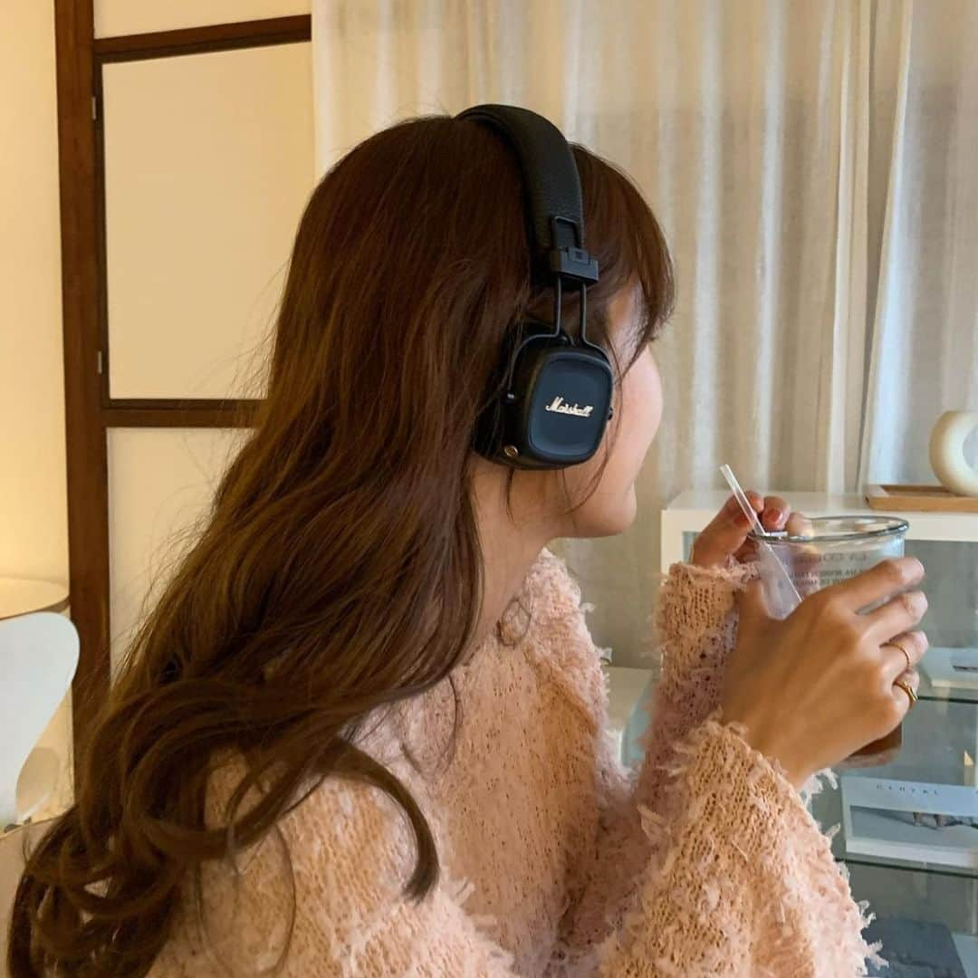 RiLiさんのインスタグラム写真 - (RiLiInstagram)「この夏真似したい🧡 ヘッドホンコーデ🎧をご紹介🔍  ヘッドホンを買ったものの いつ着けたらいいかわからない🌀 そんな子たちもいるかな➿  実はどんな系統にもバッチシ🌟 なヘッドホン🎧 お洒落さんたちも付けてるし 挑戦しやすいおしゃれアイテム だからとってもおすすめ🫶🏻🫶🏻🫶🏻  この夏はいろんなコーデに 挑戦しよう❣️  Edit by RiLi編集部🐰 aoi @shiia14   🤍🤍🤍  RiLiで紹介してもらいたい子は #rili_tokyo を付けてね❕  Special Thanks💐 Photo by⁣⁣  @yuchan__8 @i.miinm @teri0_____ @ayu_ojm @gyuutan_official @ri_pii_9 @ao_che2 . #rili_tokyo #おしゃれさんと繋がりたい #お洒落さんと繋がりたい #ファッション #패션스타그램 #ootd #outfit #韓国ファッション  #韓国セレクトショップ #오오티디 #오늘의코디 #毎日コーデ #今日のコーデ #きょこ #ヘッドホン #マーシャル #マーシャルヘッドホン #ヘッドホン #スウェットコーデ #キレイめコーデ #キレイめカジュアルコーデ  #シティガール #シティボーイ #シャツコーデ  #海外女子 #海外ガール #海外ファッション」5月9日 18時00分 - rili.tokyo