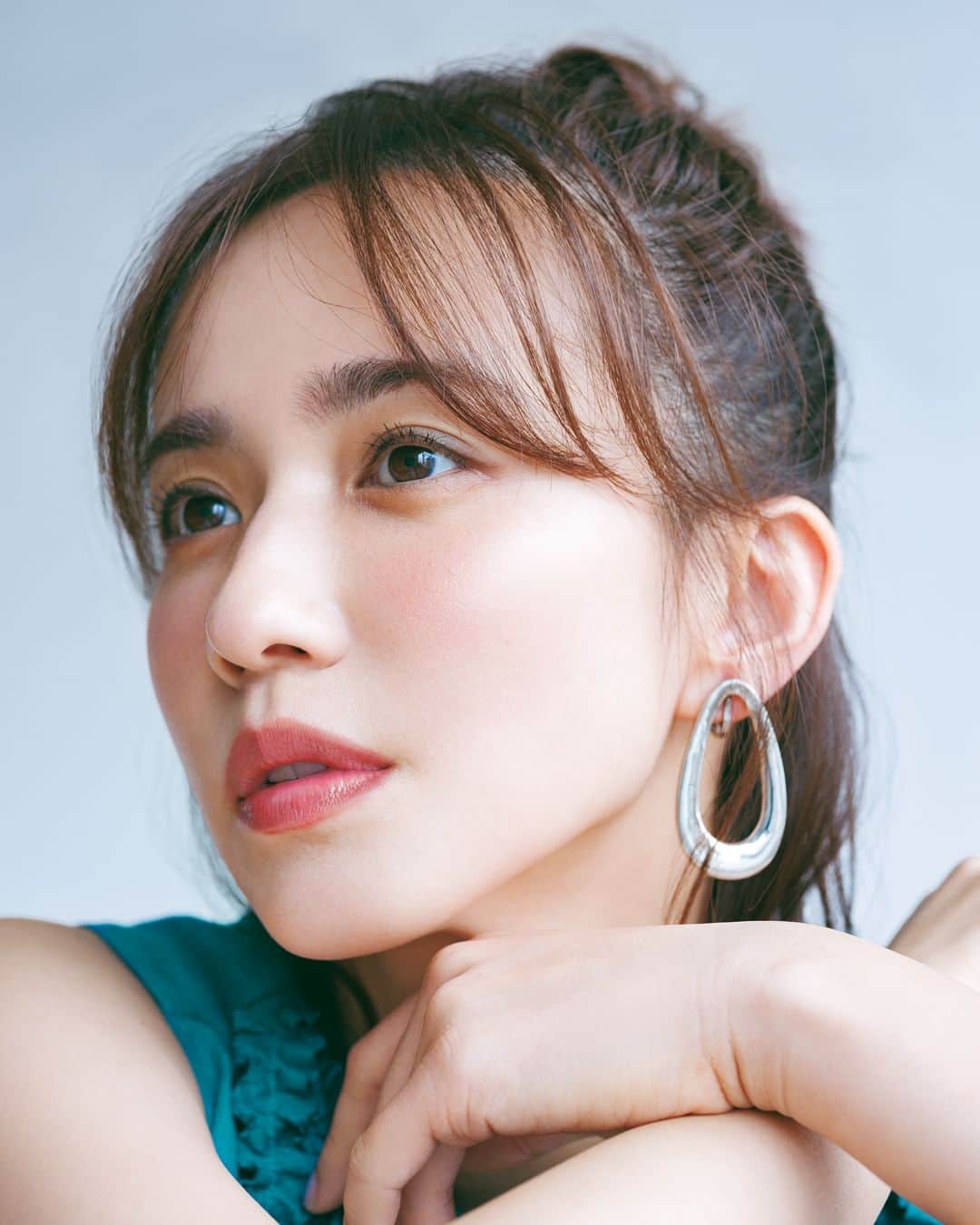 のインスタグラム：「このメイクが好きな人は❤️をコメントしてください！  どこかに出かけたくなる、人に会いたくなる そんな気持ちになれるのがメイクの力  「夏っぽい印象で、ヘルシーだし 可愛い！　気持ちも上がります」 （中野明海さん）  💄私用したのは 1. #KOBAKO #ホットアイラッシュカーラー ／#貝印  2. ピュア コンプレクション ブラッシュ 10／#RMK Division  3. ルージュ ココ フラッシュ 176／#シャネル  4. シグニチャーカラーアイズ 12／#SUQQU  ーーーーーーーーーーーーーーーーーー #magazinelee　#leeweb　#LEE6月号　#中野明海 さん #優木まおみ さん　 #ootd #今日のメイク　#ナチュラルメイク #2023夏　#夏メイク #カラーメイク #トレンドメイク #ミニマムメイク #リップ #チーク #アイシャドウ   撮影／柴田フミコ（人物）　橋口恵佑、柳 香穂（物）　ヘア＆メイク／中野明海　スタイリスト／福田麻琴　モデル／優木まおみ　取材・文／中島 彩  @akeminakano__official  @yukimaomi」