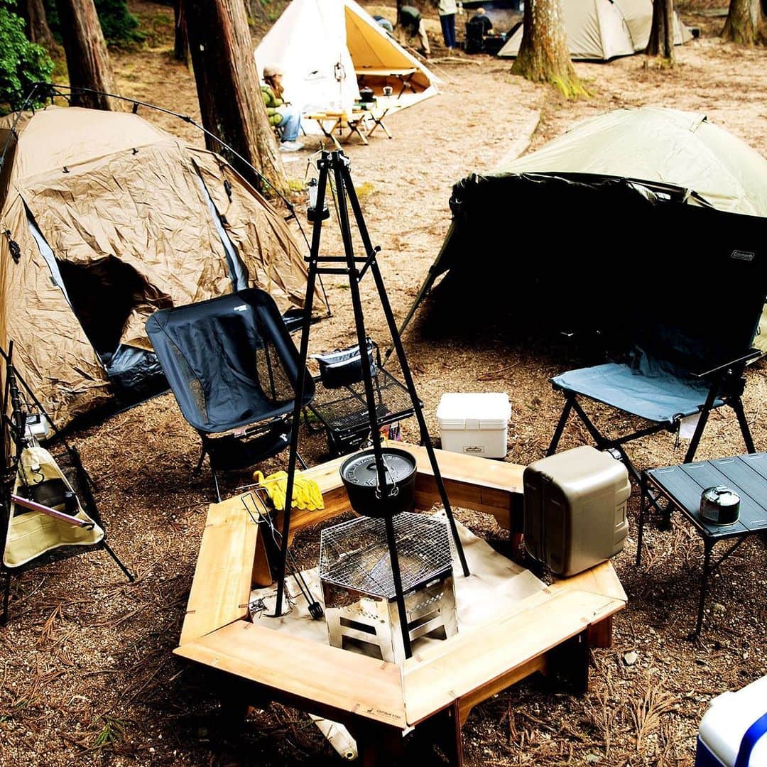 キャンプ情報サイト［ランタン］さんのインスタグラム写真 - (キャンプ情報サイト［ランタン］Instagram)「CAMP SMILE STYLE ／ 焚き火を囲んで語るのが楽しい。 グルキャンは気心の知れた友人と一緒に ＼ いろんなキャンパーのキャンプスタイルを現地取材と一般キャンパーからの投稿で数多く掲載してます。 . . 詳しくは @lantern.camp webサイトをご覧ください . . #camp #camping #camplife #outdoor #travel #trip #lantern_smile #キャンプ #キャンプ用品 #アウトドア #テント #自然 #旅行 #キャンプ初心者 #キャンプ好きな人と繋がりたい #アウトドア好きな人と繋がりたい #camper #外遊び #キャンプスタイル #かぶとの森テラス #グループキャンプ #グルキャン #DAISO #ダイソー #CAPTAINSTAG #キャプテンスタッグ #焚き火台」5月9日 18時00分 - lantern.camp