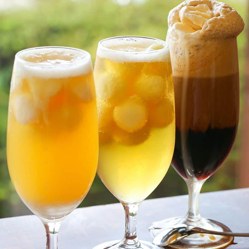 よなよなエール/ヤッホーブルーイングさんのインスタグラム写真 - (よなよなエール/ヤッホーブルーイングInstagram)「5/9は #アイスの日 。ビールにアイスを入れて楽しむ「ビールフロート」を紹介！🍺🍨  「お酒とアイスを一緒に楽しむなんてアリなの？」と思われるかもしれませんが、バニラアイスにブランデーをかけたり、チョコアイスと日本酒を一緒に楽しんだりと、結構「お酒×アイス」の良い組み合わせって多いんです。  じゃあ、ビールとアイスだってあうはずだ……ということで今回は、ビール好きの方におすすめしたい「ビール×アイス」のベストな組み合わせを2選を紹介！  ⁼⁼⁼⁼⁼ ① 黒ビール× ロッテ爽　 黒ビール特有の麦芽の香ばしいロースト香がバニラの甘い香りと味わいを引き立ててくれます。まるでコーヒーフロートのような、苦味と甘味のバランスがやみつきになります☕🍨  焙煎したモルト(麦芽)由来のコーヒーやココアを思わせるロースト香が特徴の「ポーター」や、乳糖由来のやわからな甘さとクリーミーな口当たりと深いコクが特徴の「ミルクスタウト」など、黒ビールにも様々な種類があるので、この夏に自分好みの組み合わせを見つけてみてください！  ② 水曜日のネコ× アイスの実  「水曜日のネコ」のビアスタイルである、「ベルジャンホワイトエール」と相性が良いのが「アイスの実」です。   ベルジャンホワイトエールはベルギー発祥のビアスタイル。酵母由来のフルーティな香りと、醸造工程で入れられるオレンジピールやコリアンダーシードなどのスパイスの香りが特徴です。また、一般的なビールと比べると苦味が少なく、まろやかな味わいのものが多いです。  水曜日のネコのコリアンダーとオレンジピールの爽やかな香りが、もぎたてのフルーツのような味わいの「アイスの実」とマッチします。見た目も可愛いので食べていてテンションが上がります🔥  ⁼⁼⁼⁼⁼⁼ もしやったことがない方がいらっしゃったら、ぜひ一度、だまされたと思ってやってみて下さい……！　暑い夏は、ビールフロートで乗り切りましょう🍻 ・ ・ #アイスの実 #ロッテ爽 #爽  #アイス #アイス部 #アイス大好き #アイスフロート🍹 #アイスフロートソーダ #アイスの実 #アイスの実サイダー #爽 #ビール #ビール部 #ビール最高 #ビール好き #ビール女子 #ビール大好き #ビールに合う #ビール好きな人と繋がりたい #クラフトビール #クラフトビール好き #クラフトビール女子 #クラフトビール大好き #クラフトビール専門店 #クラフトビール愛好家 #クラフトビール備忘録 #クラフトビール飲み比べ #クラフトビール好きと繋がりたい」5月9日 18時00分 - yonayona.ale