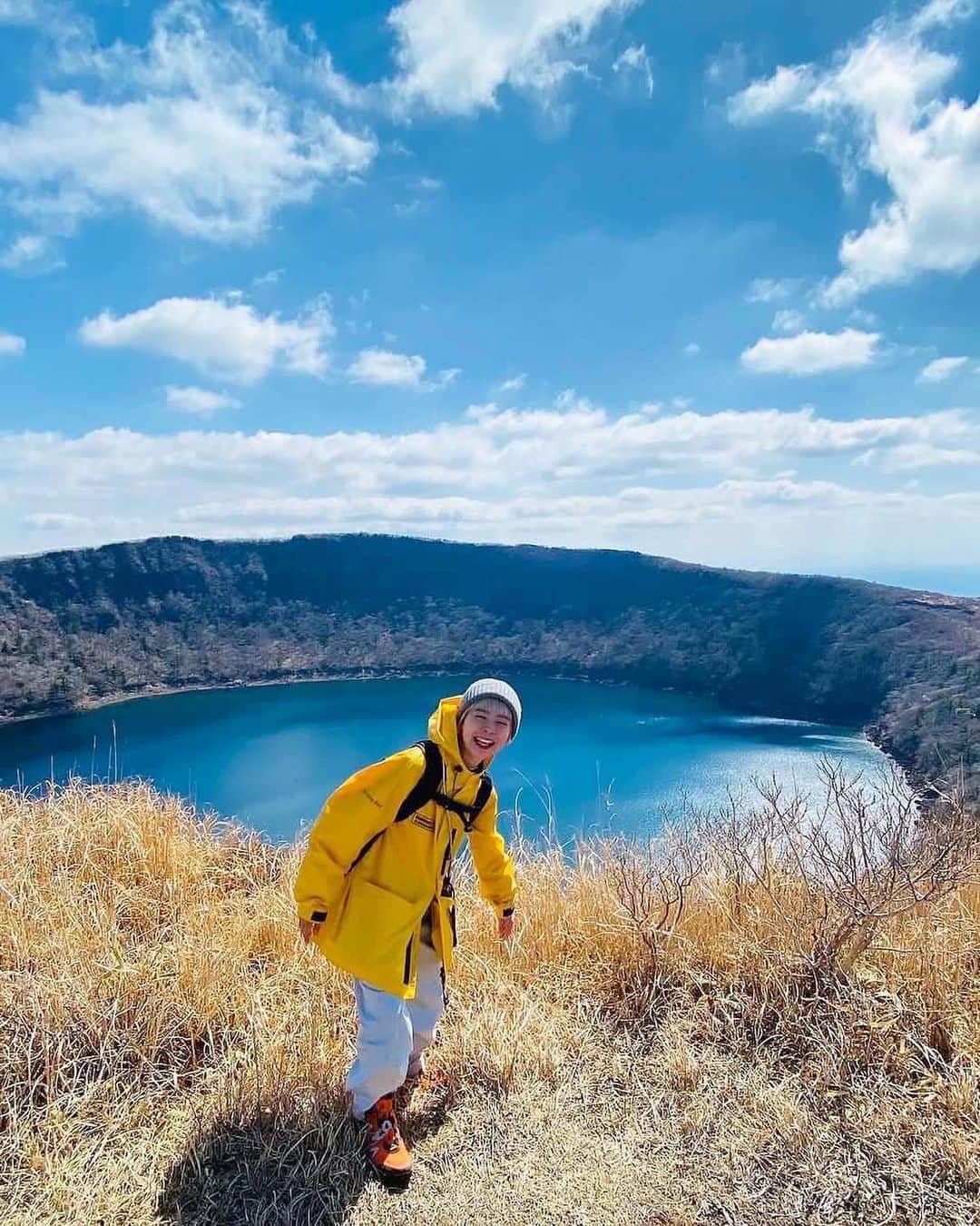 ジェットスター航空のインスタグラム：「行きたい！と思ったら【いいね💙】 #jettabi_japan #鹿児島編🍠 コバルトブルーの水面が神秘的な #大浪池   鹿児島と宮崎の県境にある火山群「霧島山」の火砕丘として知られ、標高1,411mと比較的登りやすい人気の登山スポット🚩 登った先に広がるのは、周囲1.9km、水深11mの火口湖「大浪池」。その美しい #大浪池ブルー に感動すること間違いなしでスター🌟  山頂までの道は歩きやすく整備されているため、登山初心者にとっても安心👌  自然豊かな大浪池で、心身ともにリフレッシュしてみては？😎  【大浪池】 📍鹿児島県霧島市牧園町高千穂  -------------------------------------------- ／ 📣ジェットスターなら、鹿児島まで ＼ ✈︎東京（成田）から 片道¥5,590〜  鹿児島～東京（成田）路線は、おかげさまで5月31日に就航10周年を迎えます🎉 今後もより多くのお客様に、安全かつ安心してご利用いただける気軽な空の旅を提供してまいります✈️  --------------------------------------------  ジェットスター・ジャパン公式アカウント（@jetstar_japan）では「"次に行きたい"が見つかる」をテーマに就航地の魅力をご紹介✈️⭐️「#jettabi_japan」をつけて、皆さんのFun&Happyな旅の思い出をぜひご投稿ください！素敵なお写真は、公式アカウントでご紹介させていただきます♪  ⭐️Special thanks📸 by @nao____1427（1、5枚目）、 @yoshida_ryo_（2枚目）、@ja_mi_photo（3枚目）、@yukarichasom（4枚目）@sakurako0830（6枚目）  --------------------------------------------  ※運賃はエコノミークラス「Starter」。支払手数料、空港使用料等が別途必要です。受託手荷物の料金は含まれません。諸条件が適用されます。 ※就航地のご紹介内容に関する最新情報は、下記の参照サイト等でご確認ください。 -------------------------------------------- 【参照サイト】 鹿児島観光サイト「かごしまの旅」 --------------------------------------------  #鹿児島 #鹿児島観光 #鹿児島旅行 #ジェットスター #jetstar #jetstar_japan #LCC #飛行機 #trip #旅好きな人と繋がりたい #九州 #九州観光 #九州旅行 #国内旅行 #鹿児島ドライブ #鹿児島デート #kagoshima #コスパ旅 #女子旅 #鹿児島絶景 #九州絶景 #霧島山 #登山好きな人と繋がりたい #カゴスタグラマー #鹿児島パワースポット」